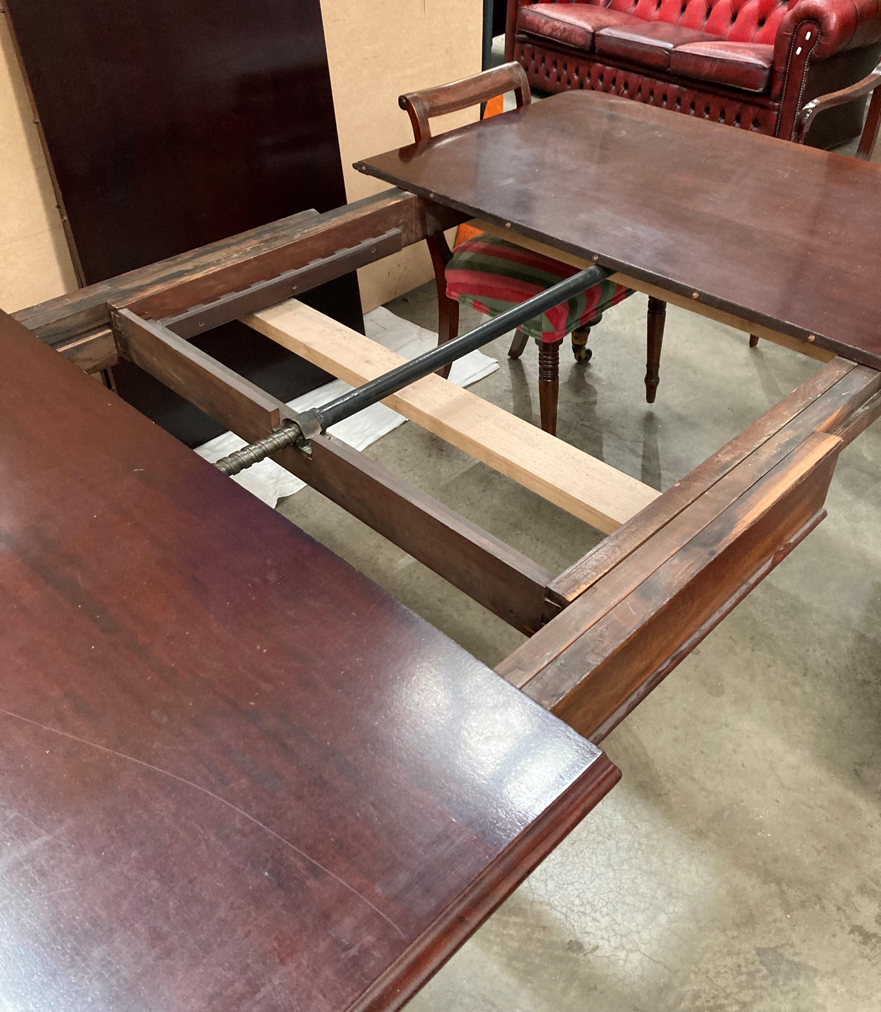 A Victorian mahogany extending dining table with two extra leaves on turned shaped legs - Image 13 of 14
