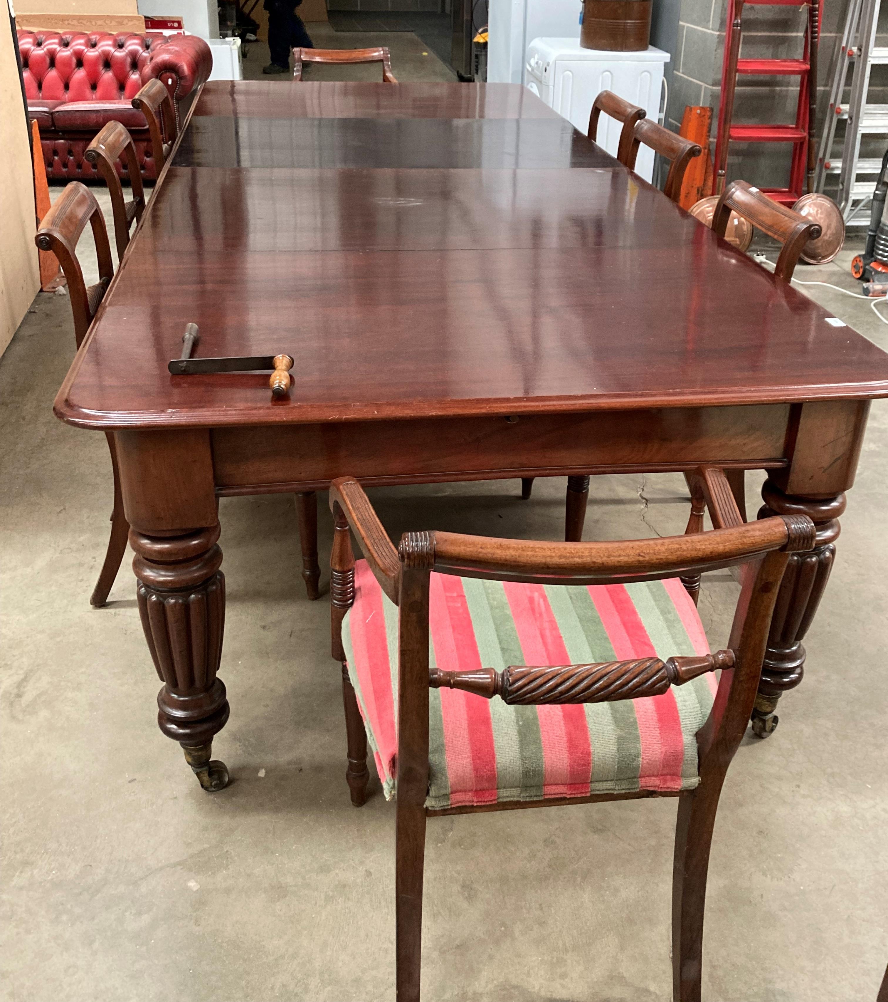 A Victorian mahogany extending dining table with two extra leaves on turned shaped legs - Image 4 of 14