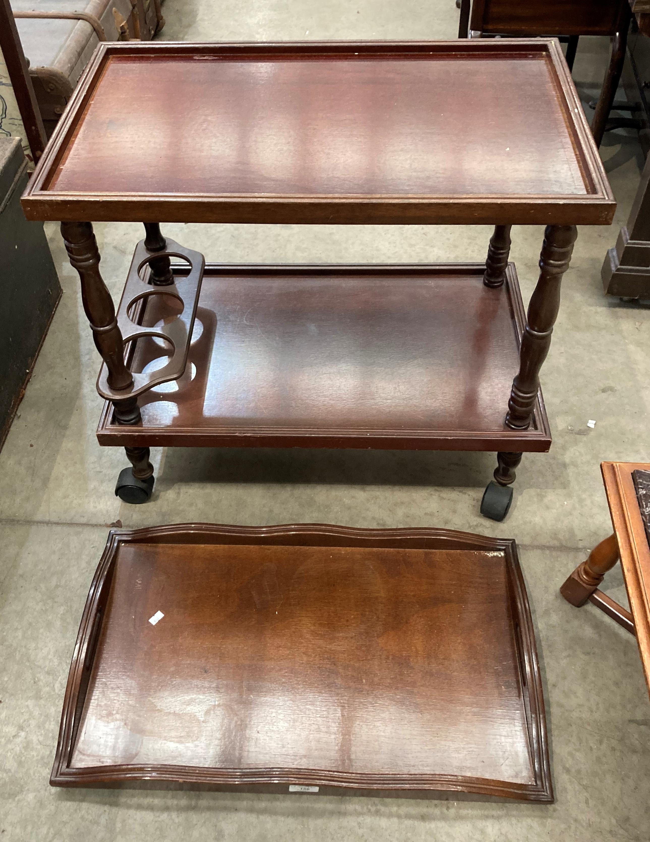 A mahogany mobile two tier drinks trolley with lift out Butlers tray - Image 2 of 2