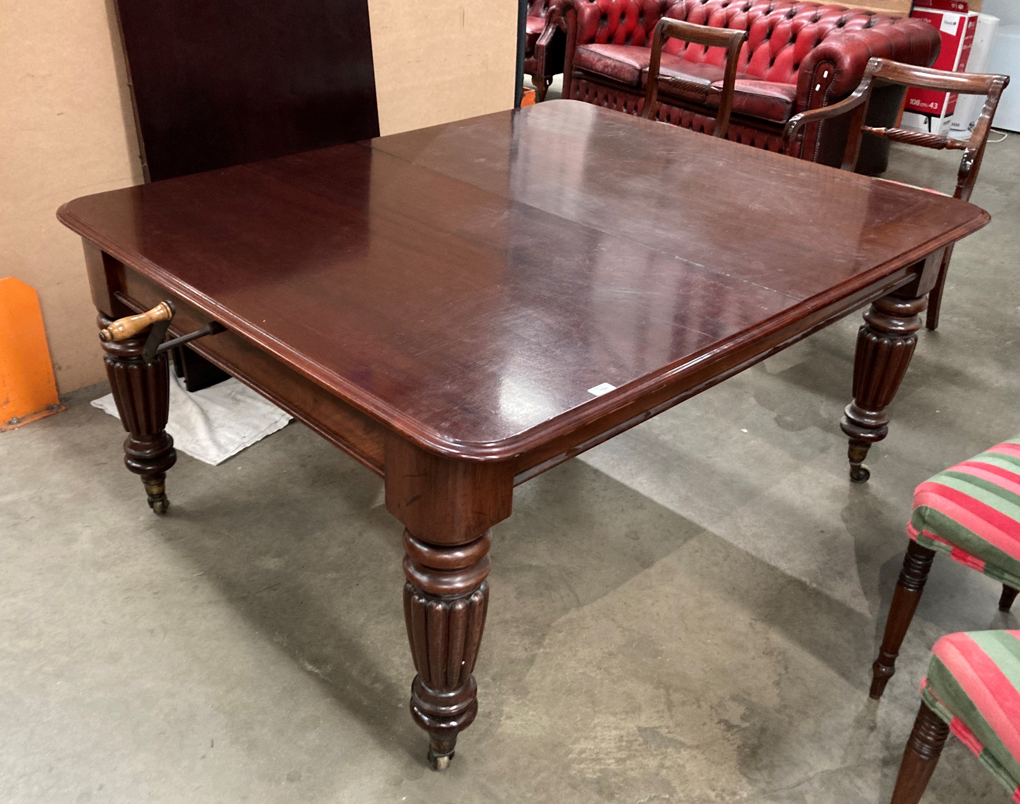 A Victorian mahogany extending dining table with two extra leaves on turned shaped legs - Image 14 of 14