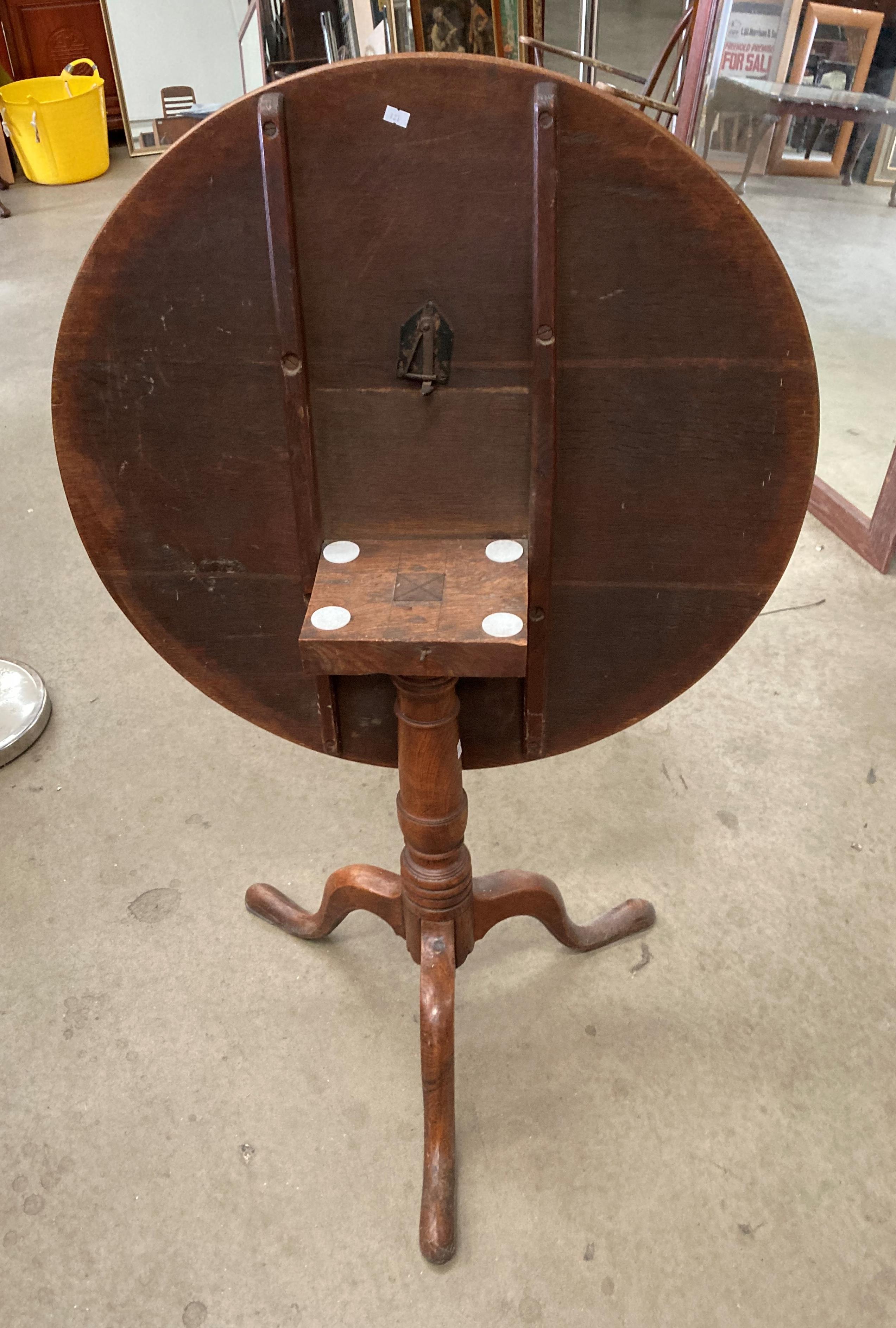 A George III oak tilt top tripod table with circular top 78cm diameter - Image 4 of 4