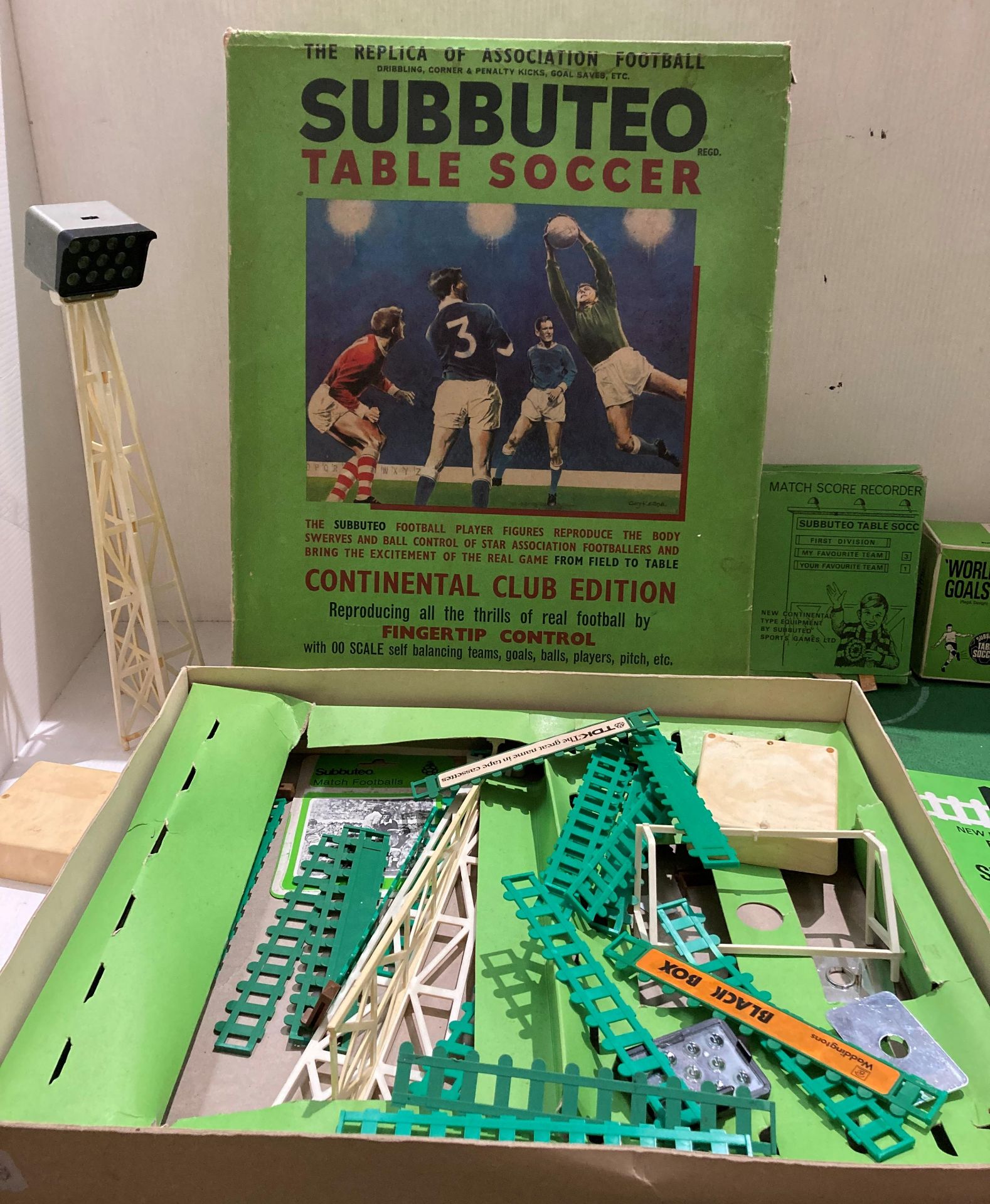 Subbuteo Table Soccer Continental Club Edition including pitch, one spotlight, fence, - Image 3 of 3