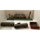 Hornby Series metal "Windsor" railway station/platform and signals and two Pullman carriages