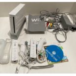 Nintendo Wii including console with two controllers,