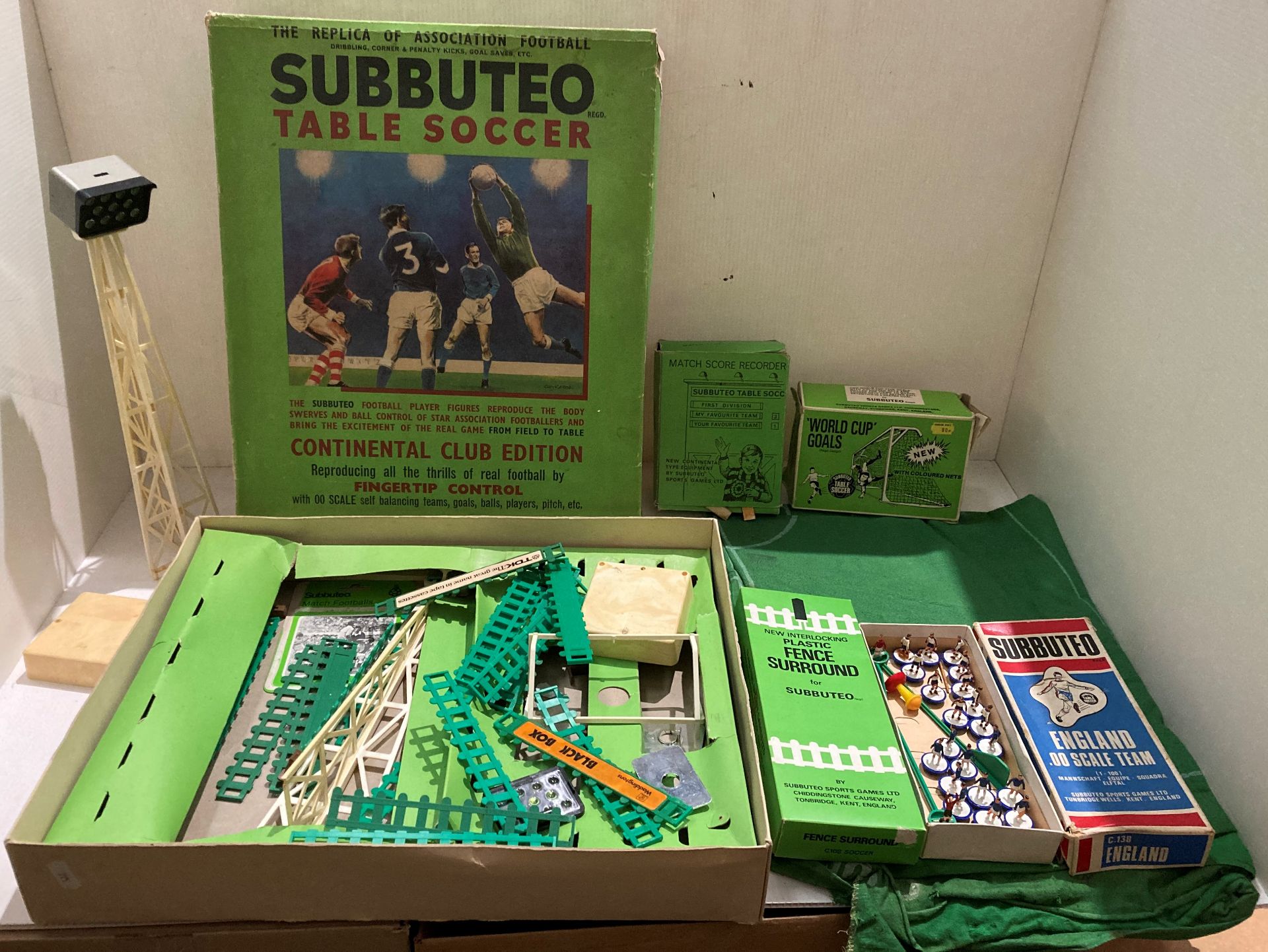 Subbuteo Table Soccer Continental Club Edition including pitch, one spotlight, fence,