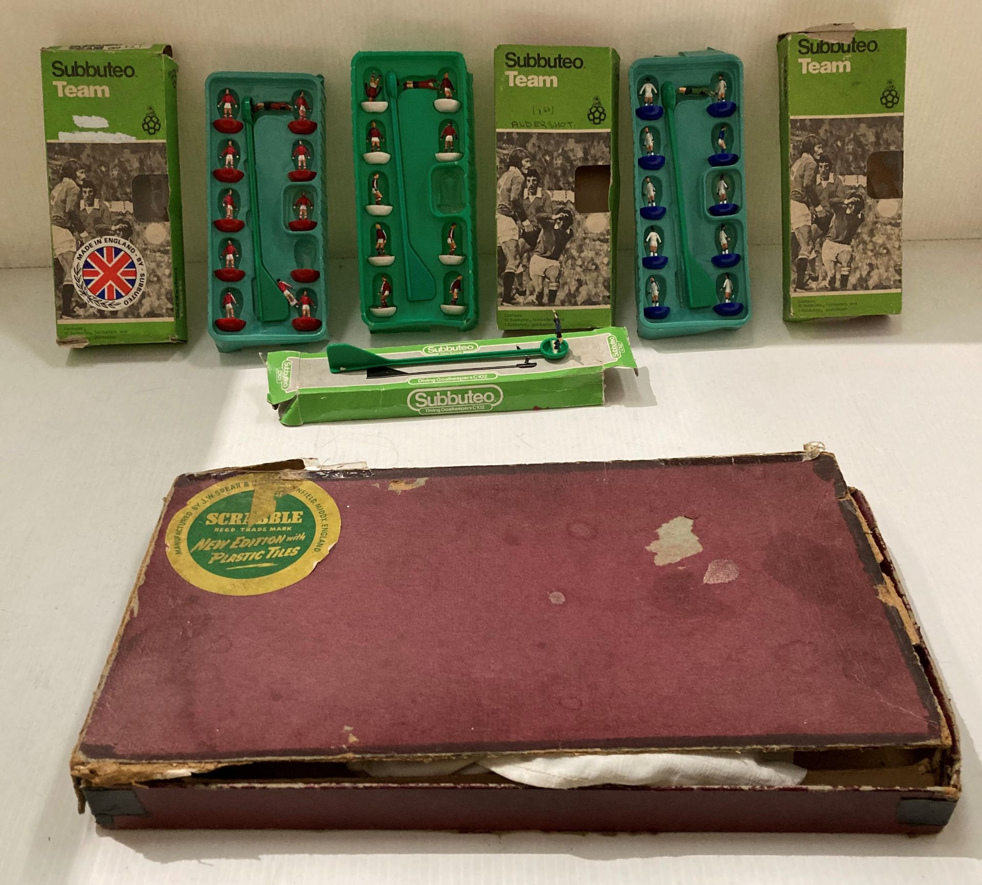Subbuteo Team 327 West Ham United 2nd including ten players (one player in blue) and goalie in box,