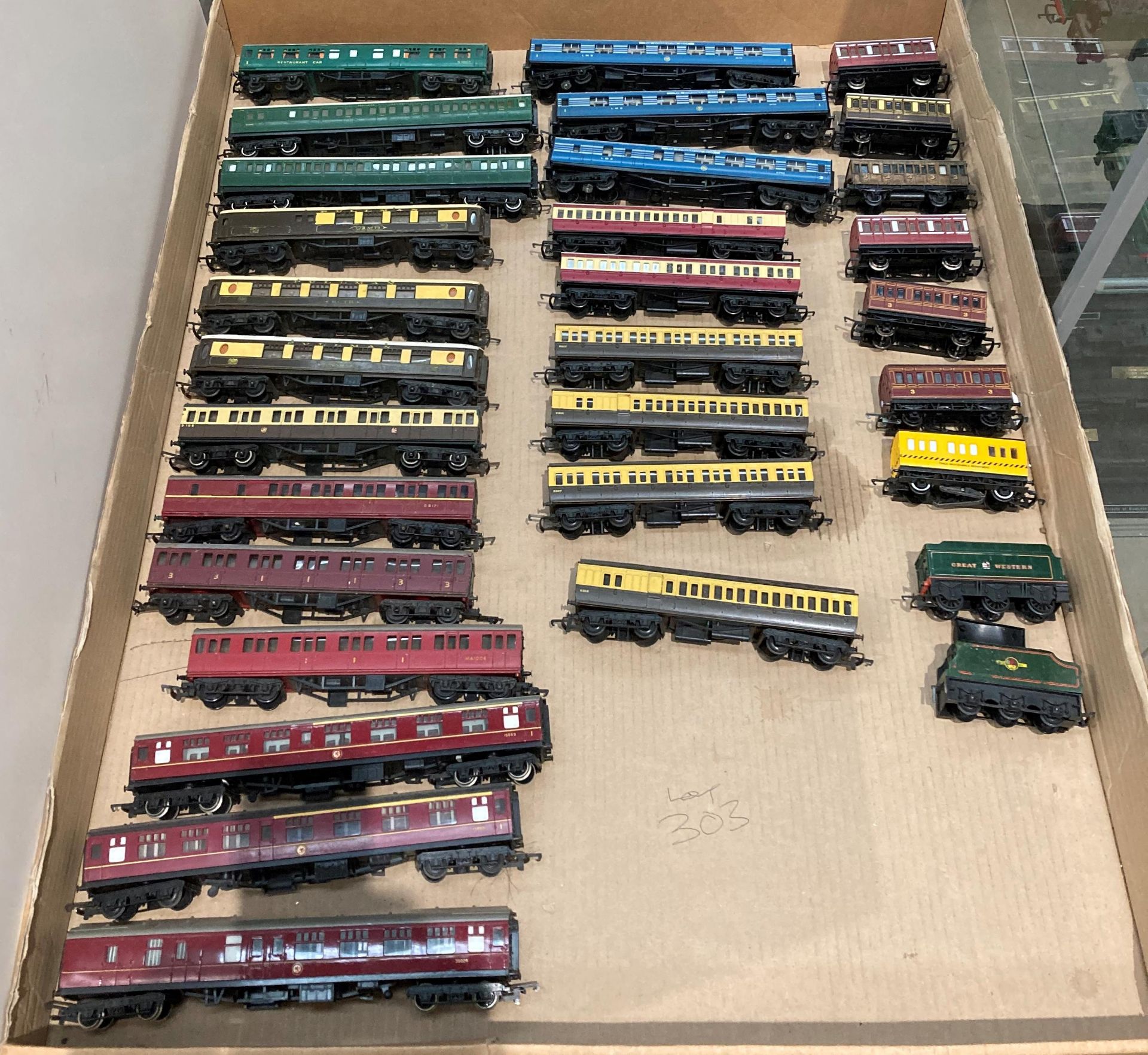 Contents to tray - thirty assorted "OO" gauge carriages by Tri-Ang,
