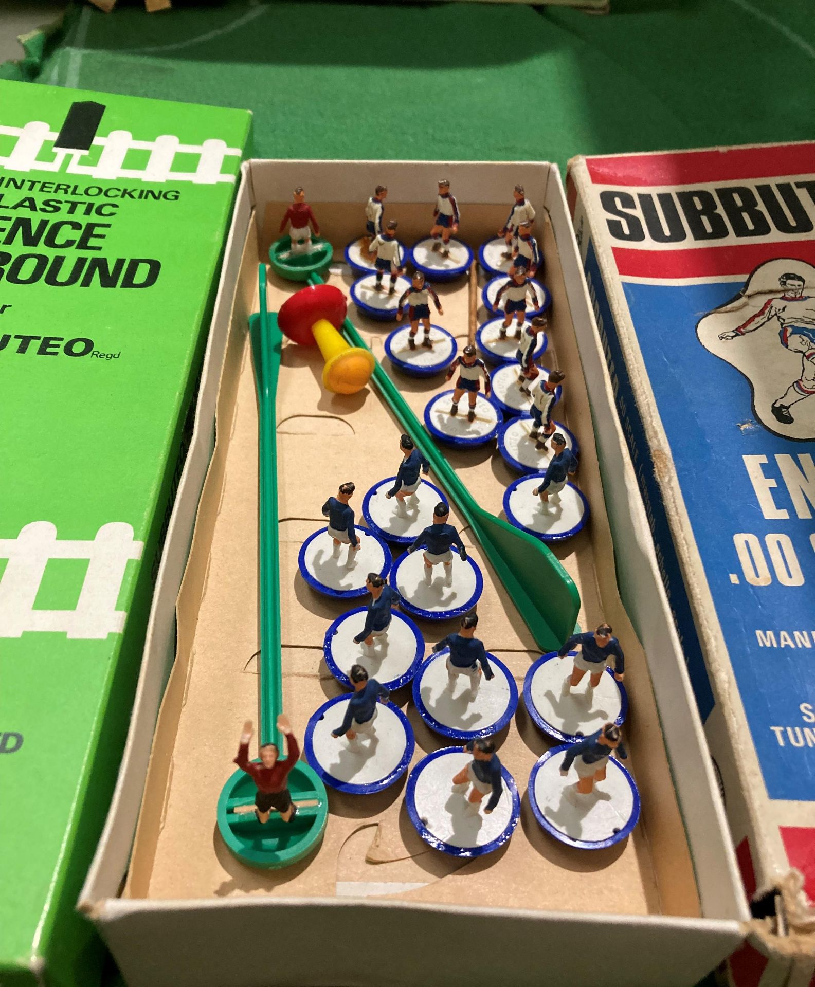 Subbuteo Table Soccer Continental Club Edition including pitch, one spotlight, fence, - Image 2 of 3