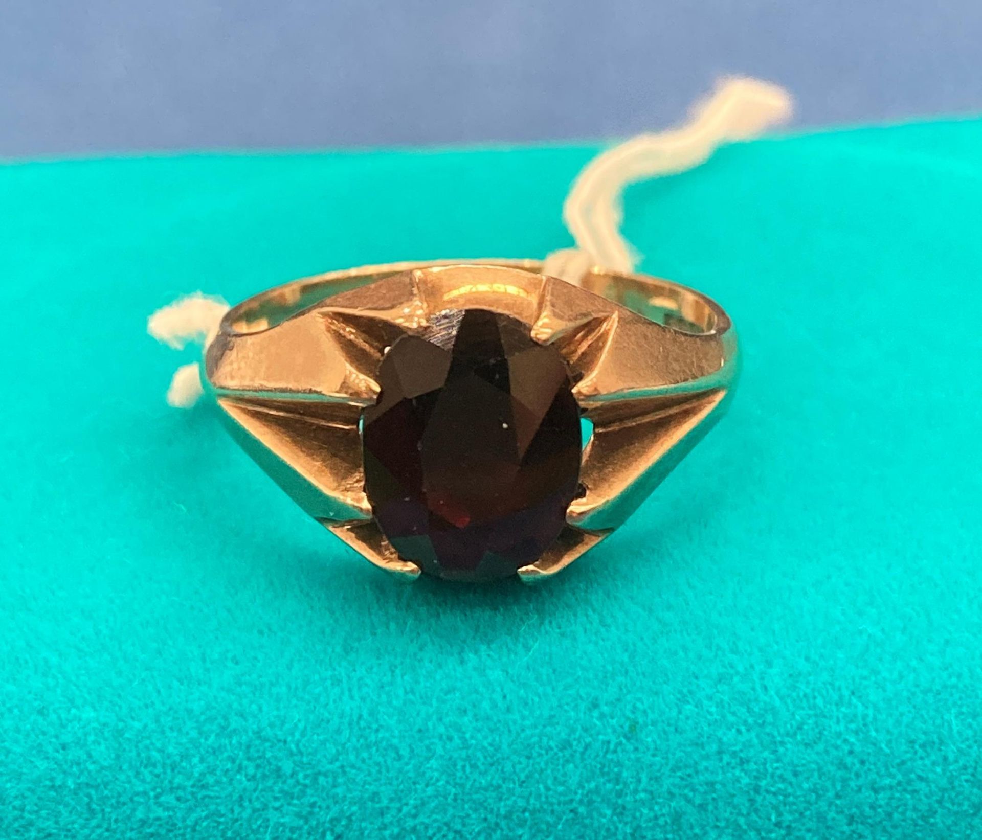 9ct gold gentleman's signet ring with a cat red stone (possibly ruby) size U - weight 5.