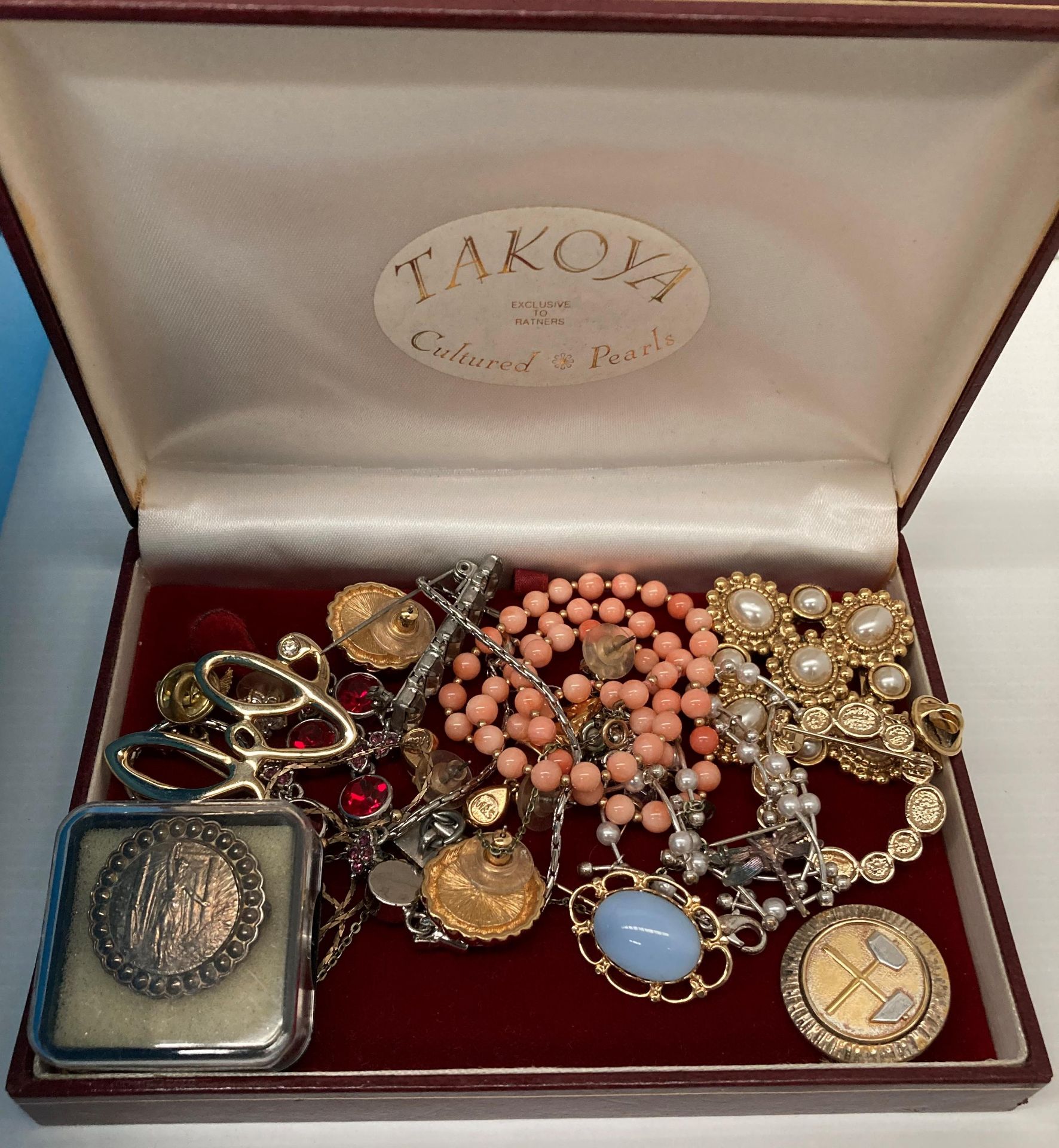 Contents to tray 2 jewellery boxes - 8ct necklace 2.6g, 2 silver award badges, a silver St. - Image 4 of 4