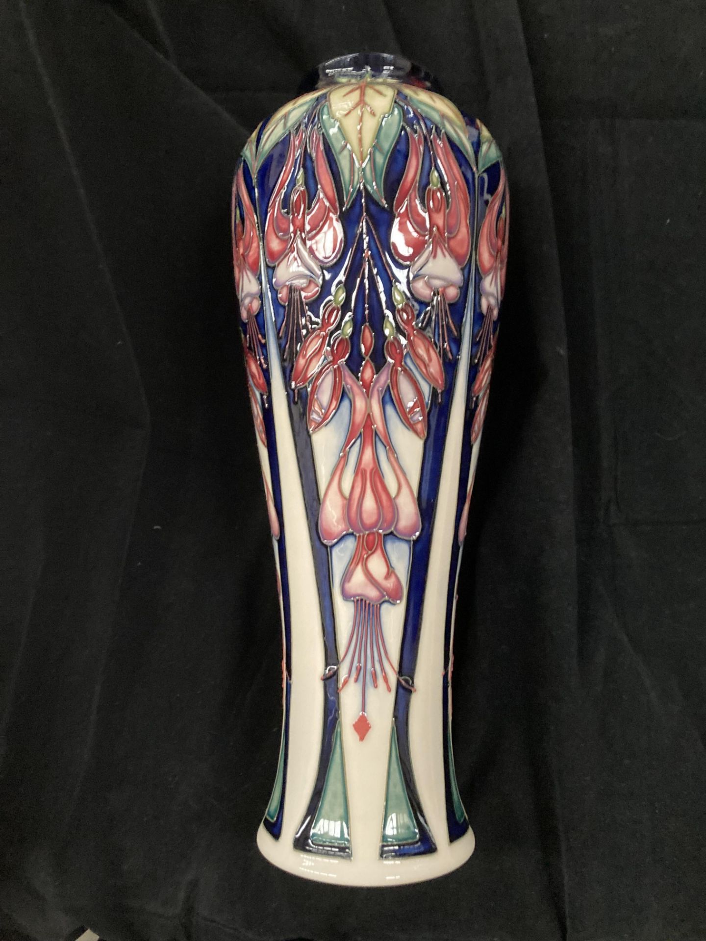 A Moorcroft trial vase in cream, blue and pink glazed pattern - signed to base 'PT Trial 28.07. - Image 10 of 10