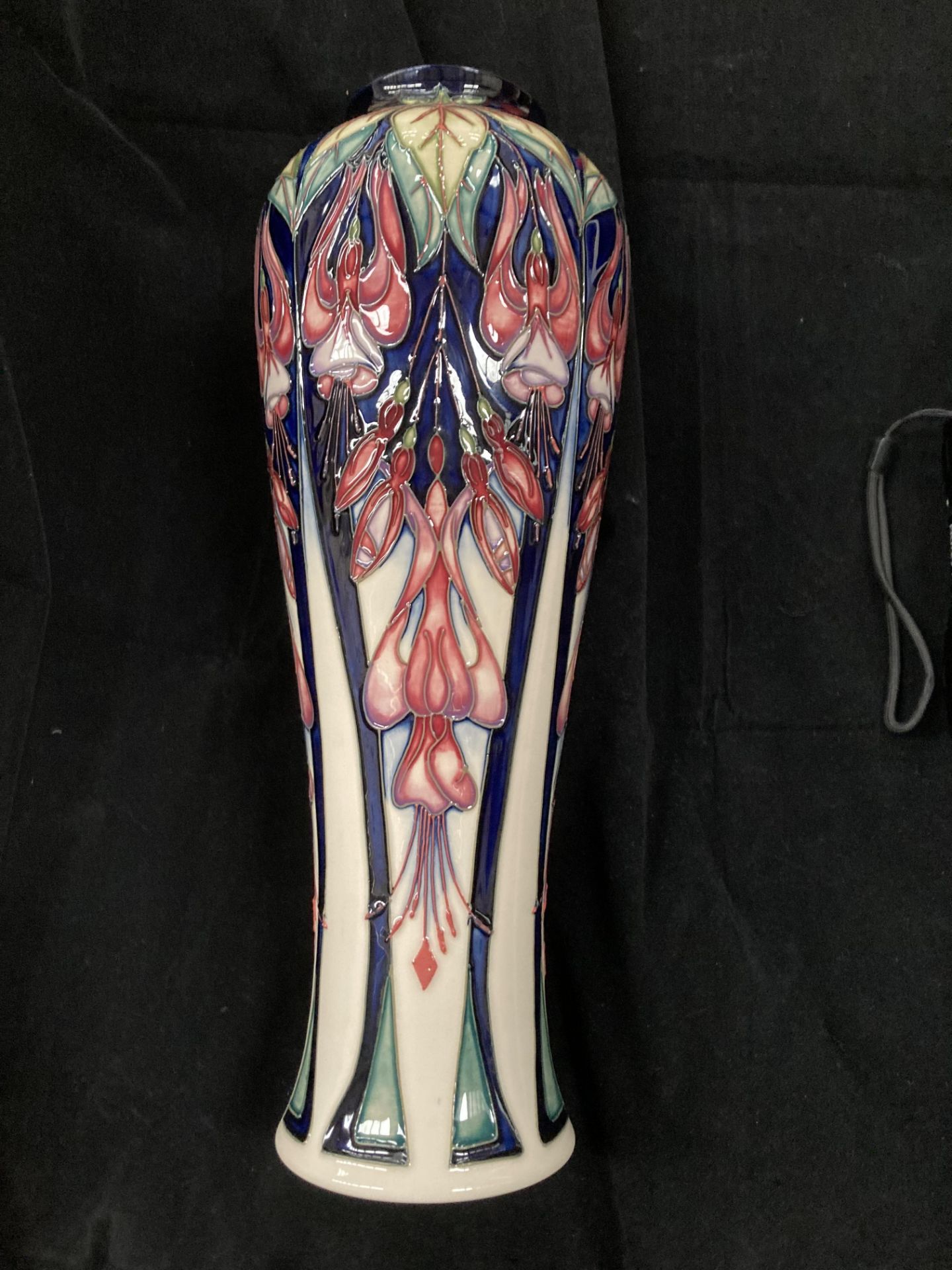 A Moorcroft trial vase in cream, blue and pink glazed pattern - signed to base 'PT Trial 28.07. - Image 9 of 10