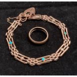 A fine 9ct gold gate bracelet with padlock clasp (damaged) and a 9ct gold wedding band,