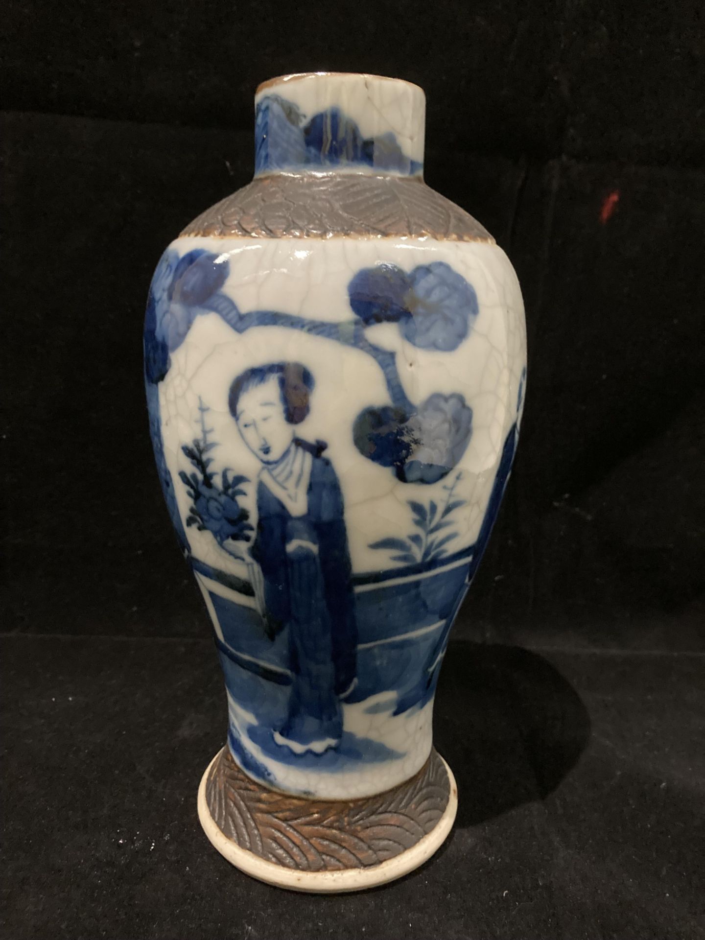 A Nineteenth century Chinese blue and white crackleware vase 23. - Image 9 of 10