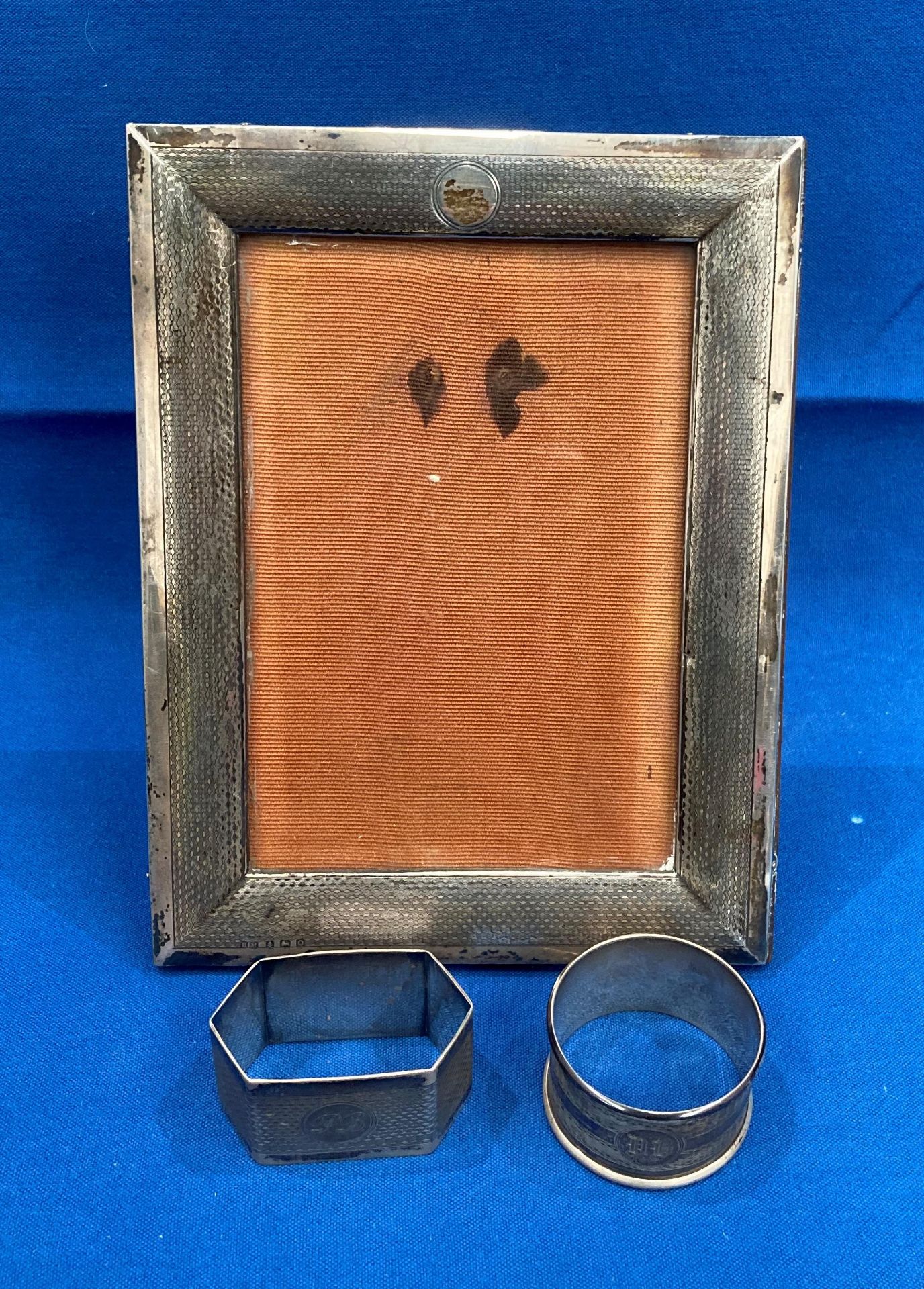 Silver photo frame on an oak back and two silver napkin rings - total weight 8.8oz.