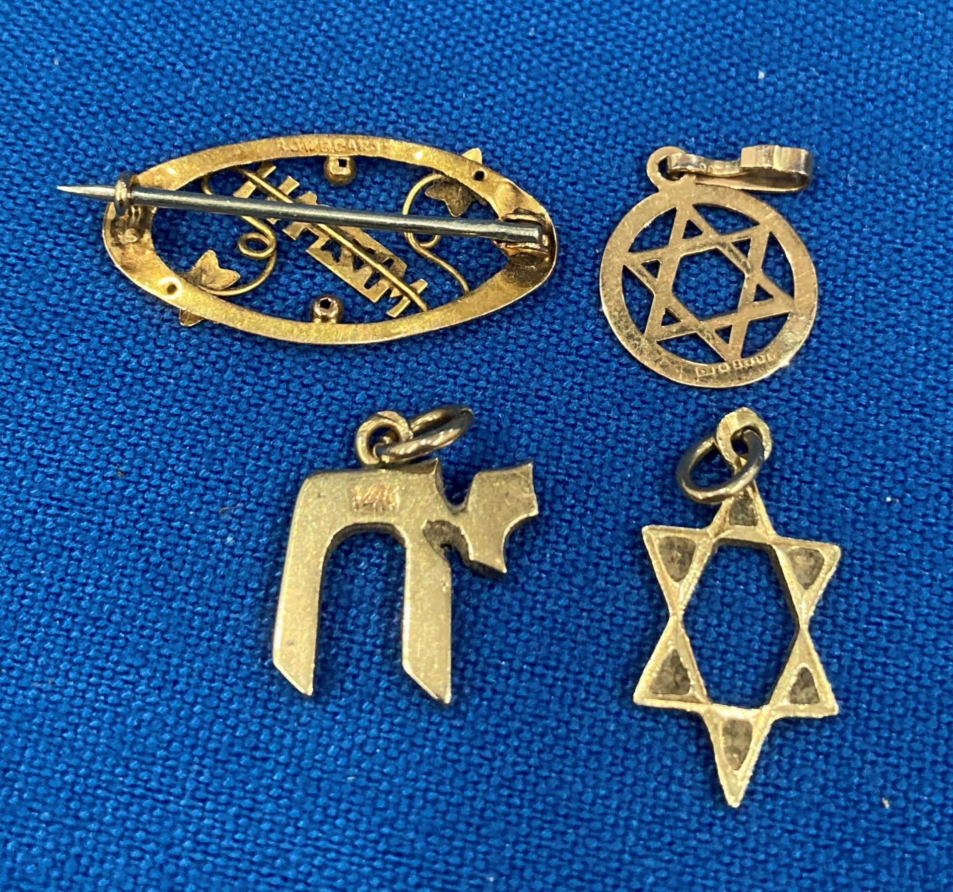 9ct gold oval "Mizpah" brooch, two 9ct gold pendants/charms and a 14ct charm - total weight 4. - Image 2 of 2