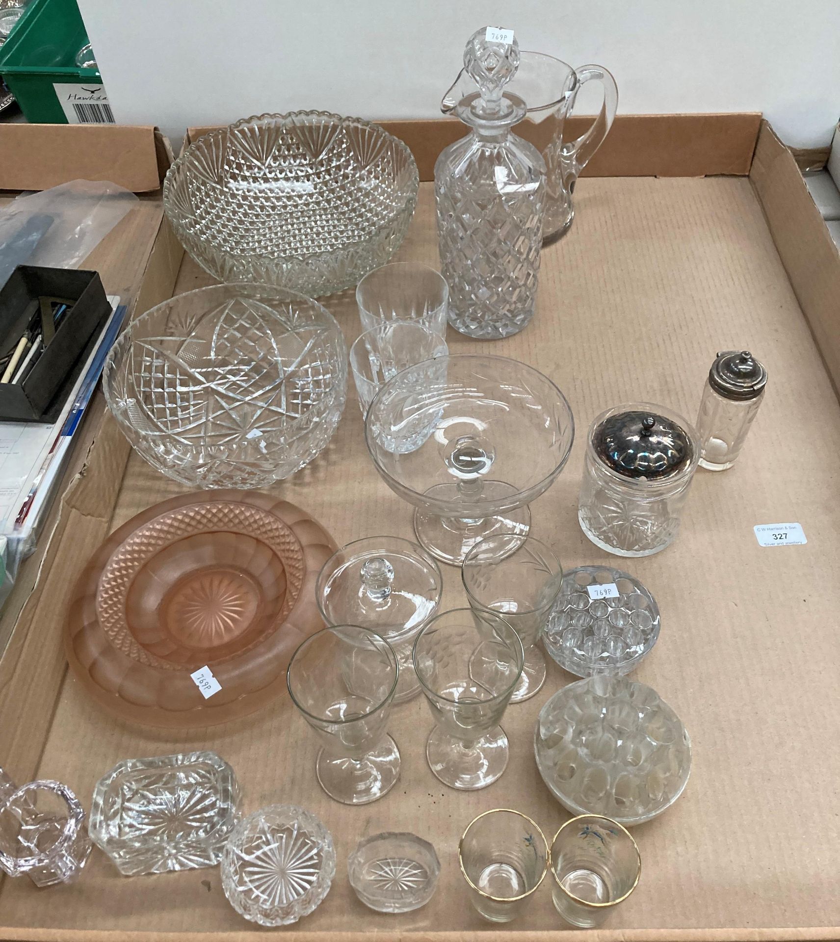Contents to tray - assorted glassware (22 pieces) including decanter, bowls, jug,