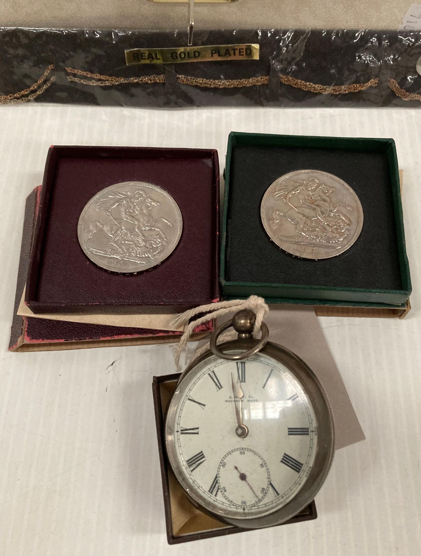 Contents to tray - a Mass pocket watch and two 1951 Festival of Britain silver crown pieces and a - Image 3 of 4