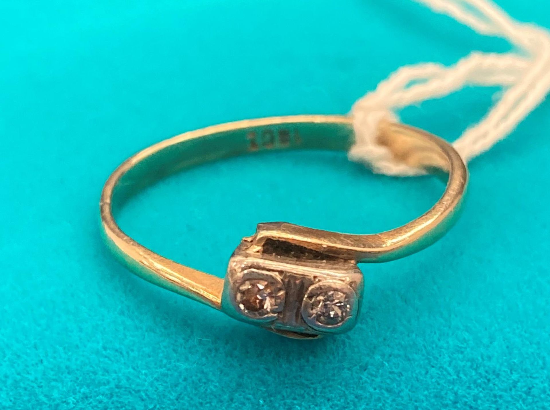 18ct gold 2 diamond (not tested) illusion ring, size Q - weight 2.