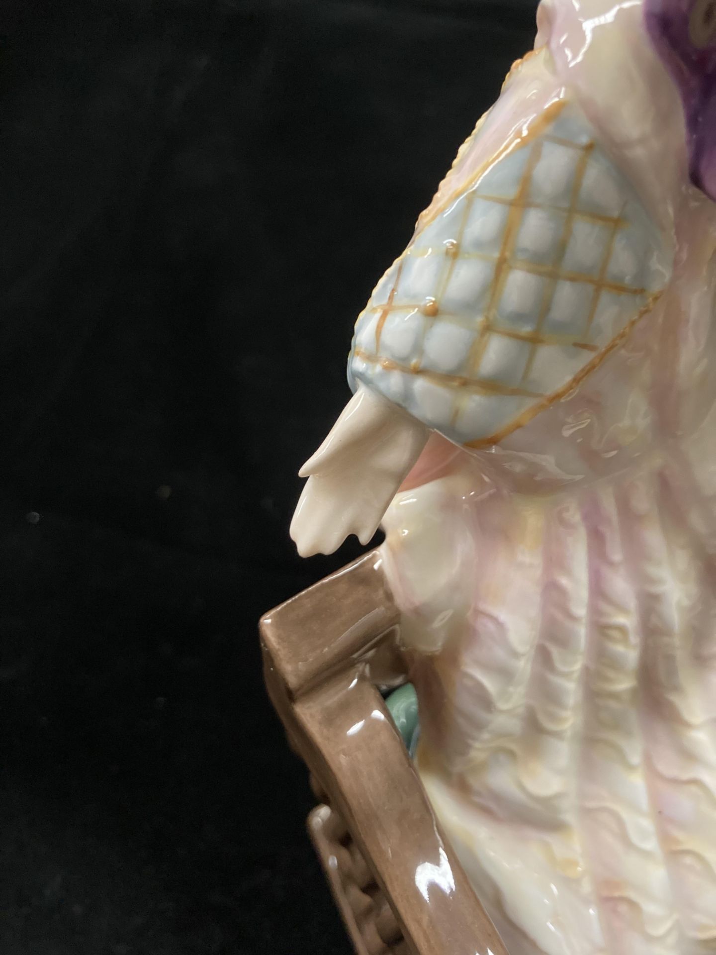 A Royal Doulton Limited Edition figurine of 'Catherine Howard' HN3449 No 40/9500 22. - Image 4 of 6