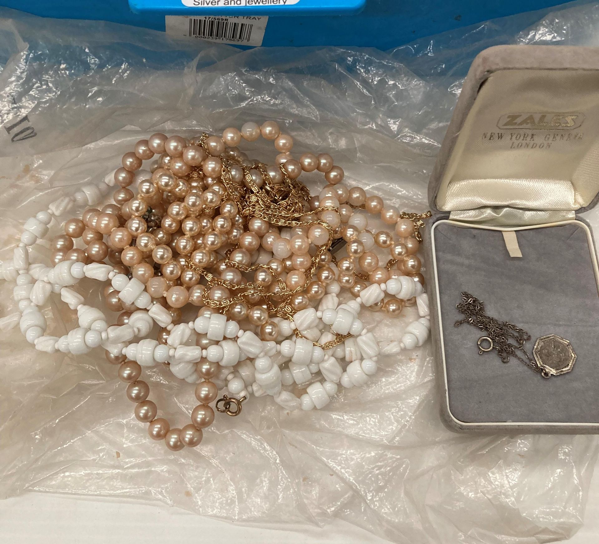 Contents to tray 2 jewellery boxes - 8ct necklace 2.6g, 2 silver award badges, a silver St. - Image 2 of 4