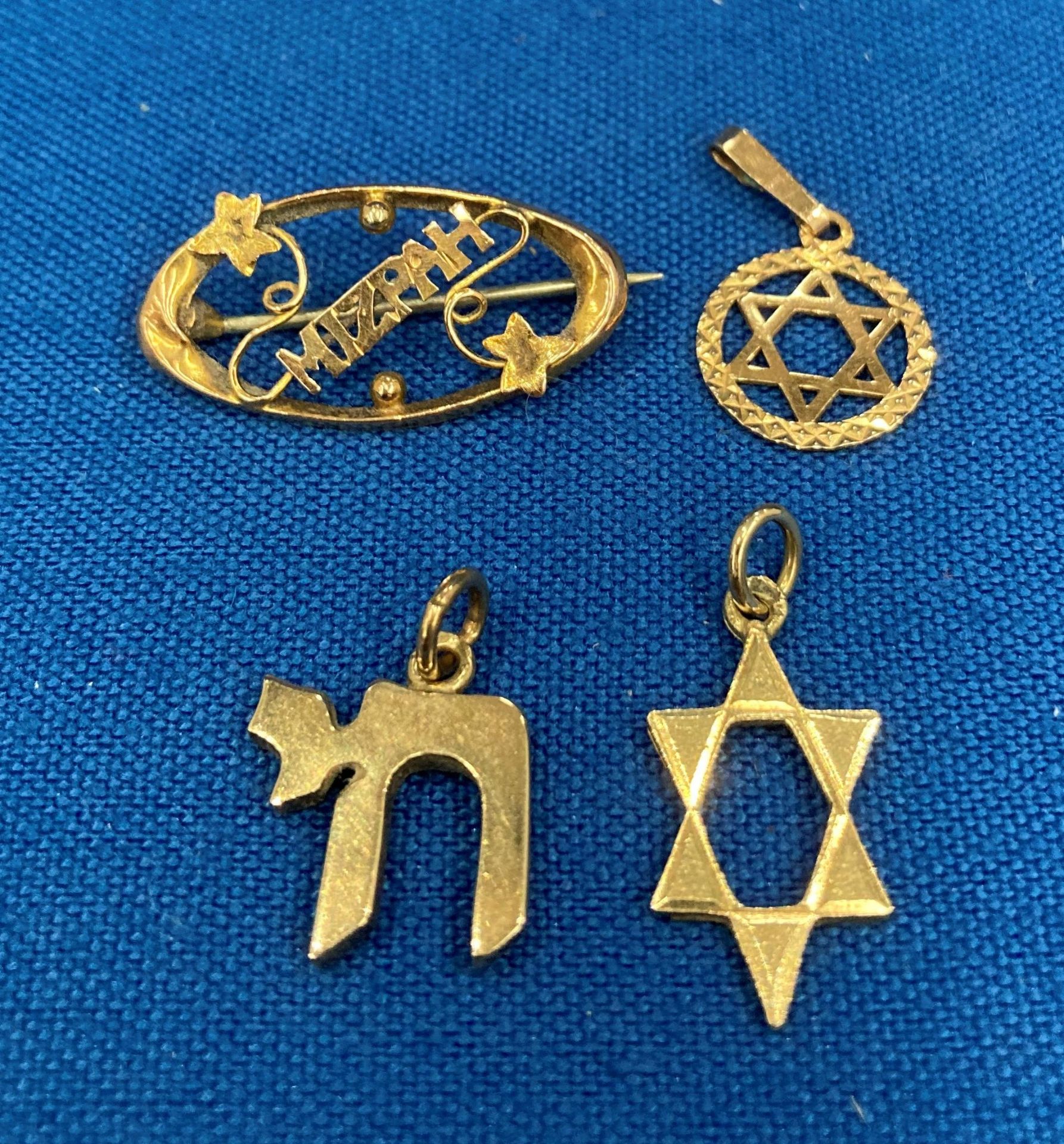 9ct gold oval "Mizpah" brooch, two 9ct gold pendants/charms and a 14ct charm - total weight 4.