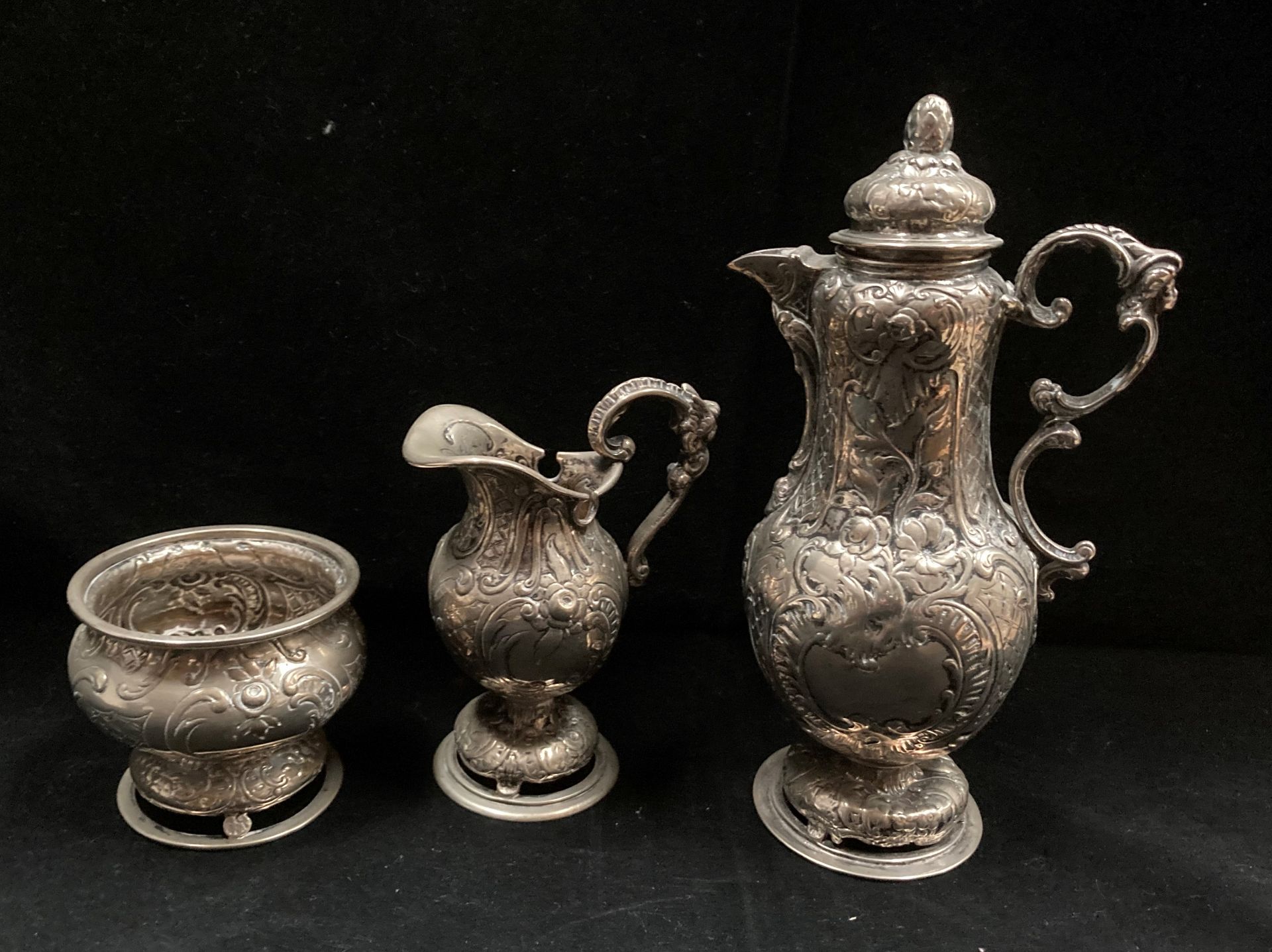 An embossed continental silver three piece coffee set comprising coffee jug 19cm high, - Image 2 of 8