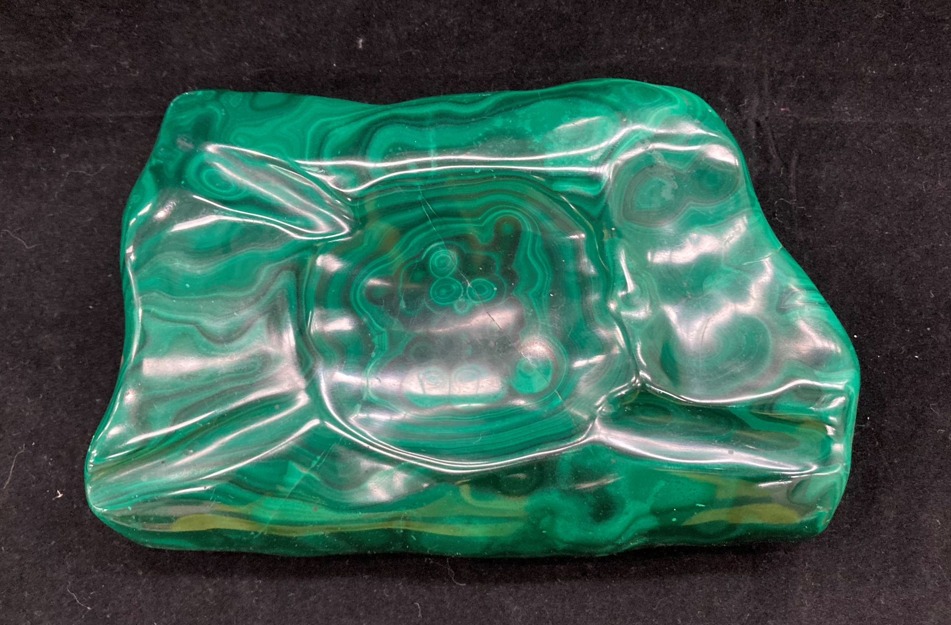 A green malachite ashtray - crack lines to top. - Image 2 of 3