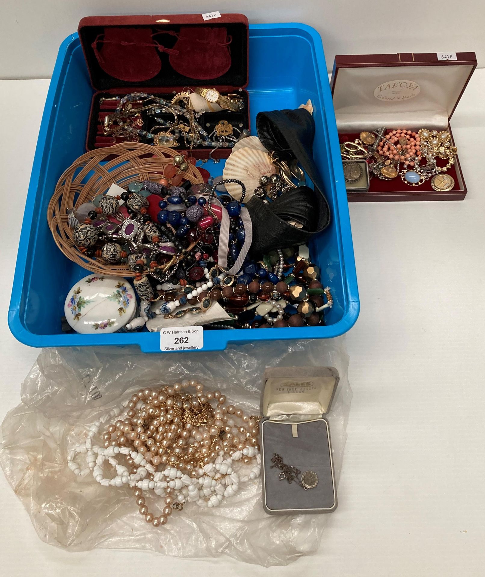 Contents to tray 2 jewellery boxes - 8ct necklace 2.6g, 2 silver award badges, a silver St.