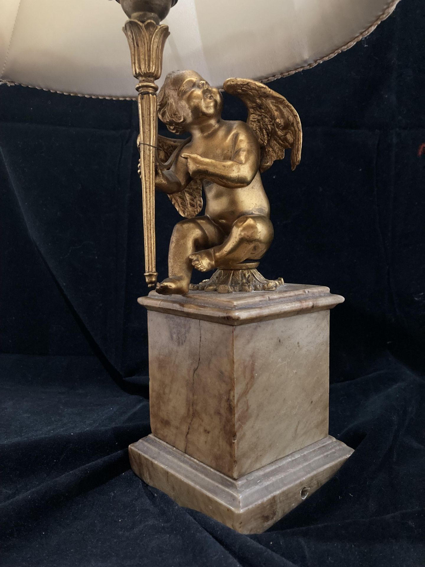 A gilt metal table lamp on brown marble base,