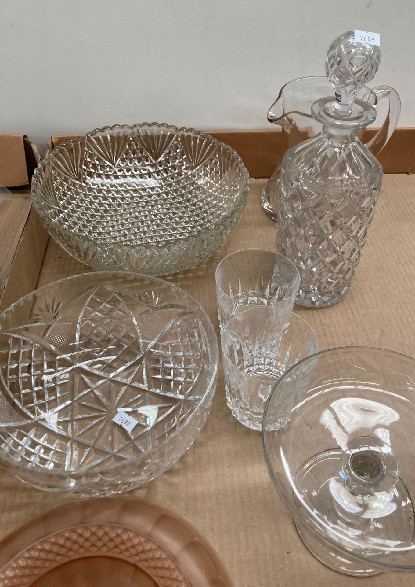 Contents to tray - assorted glassware (22 pieces) including decanter, bowls, jug, - Image 2 of 3