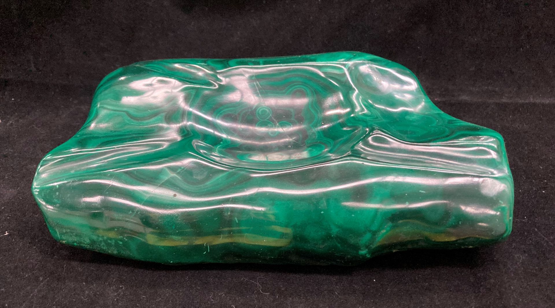 A green malachite ashtray - crack lines to top. - Image 3 of 3