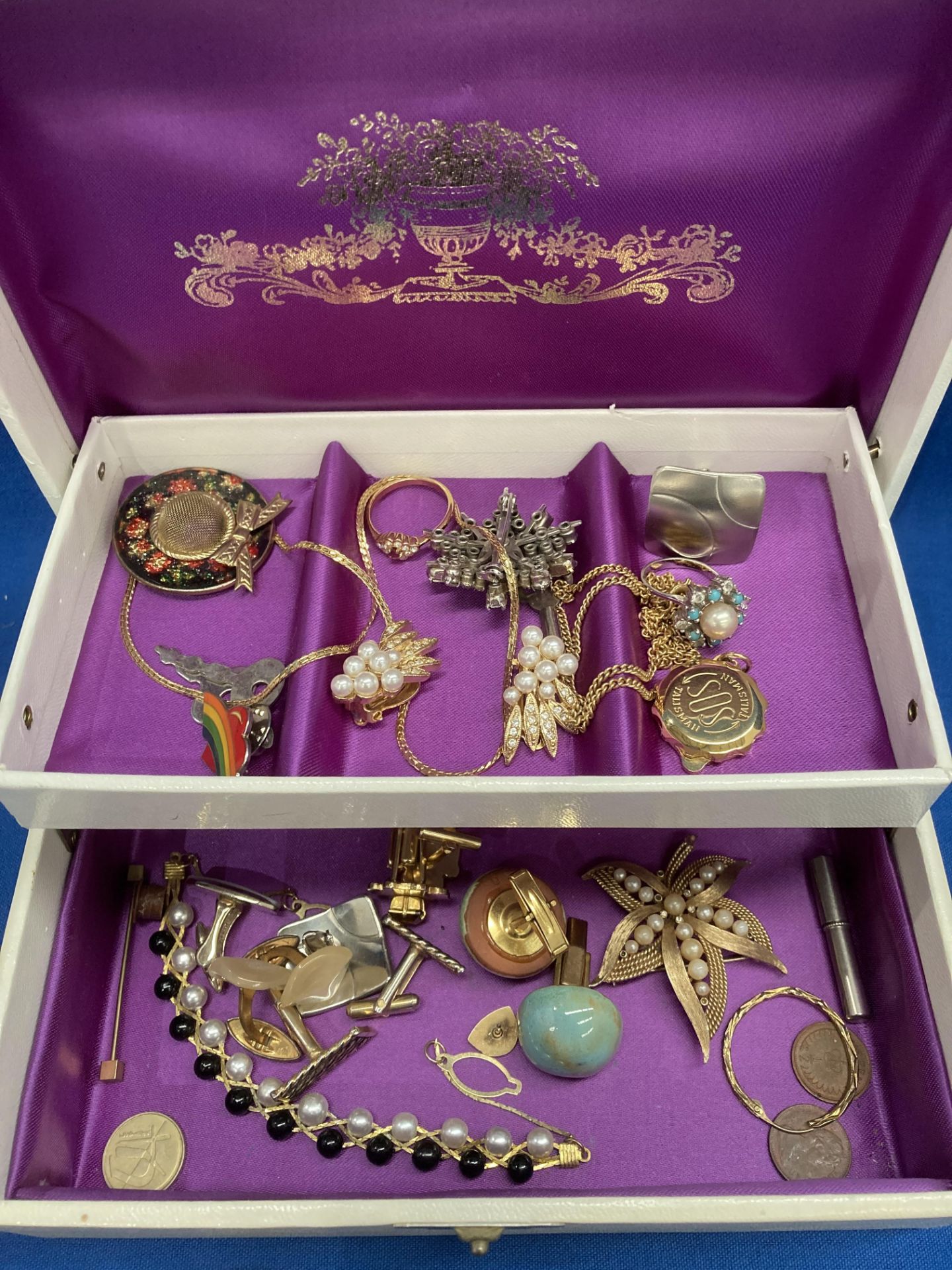 Jewellery box and contents - two silver lockets, a silver chain and pendant with stone, - Image 2 of 4