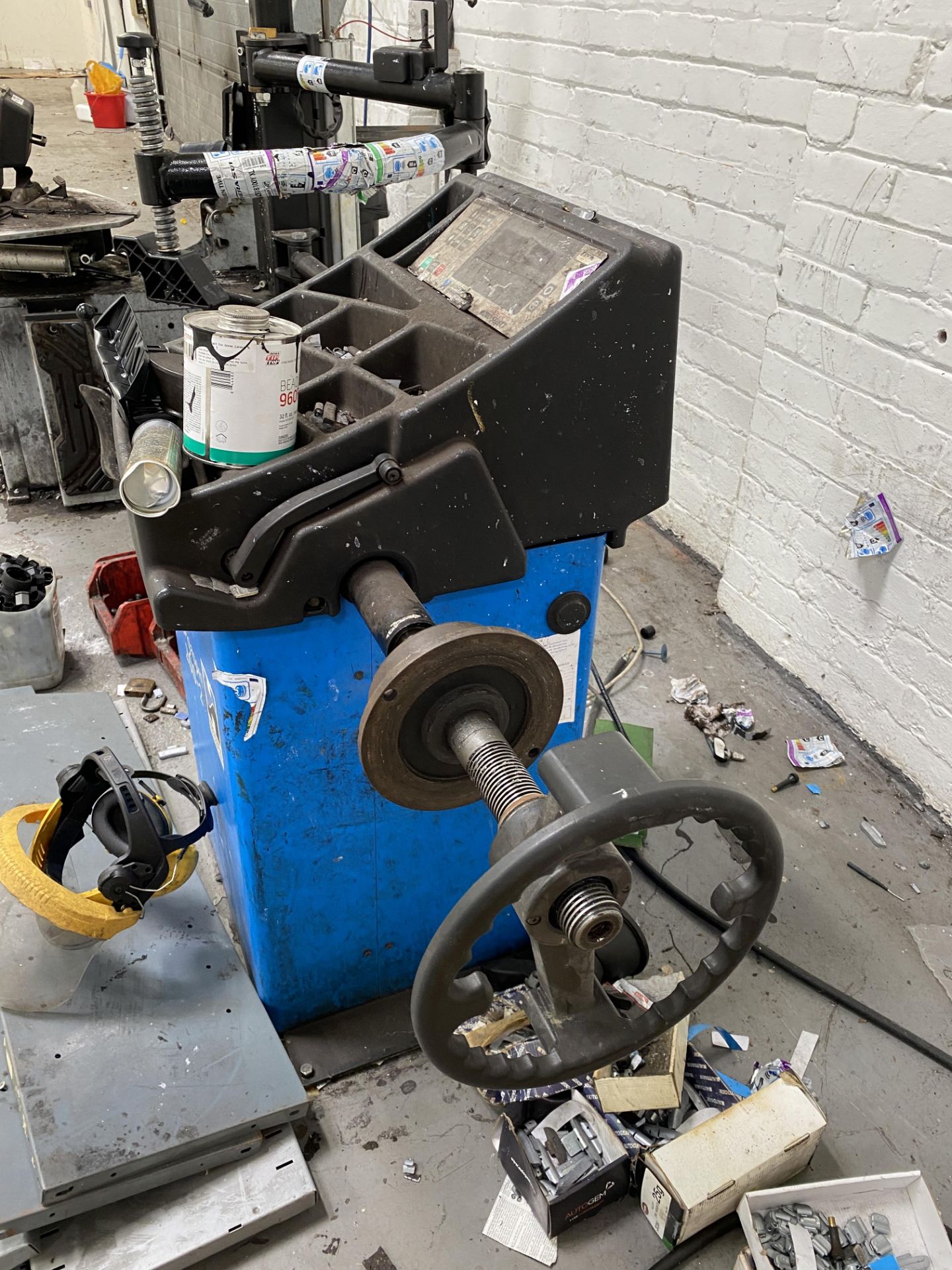 A Hofmann Megaplan Megaspin M200-2S Wheel Balancer, sn. - Image 3 of 9