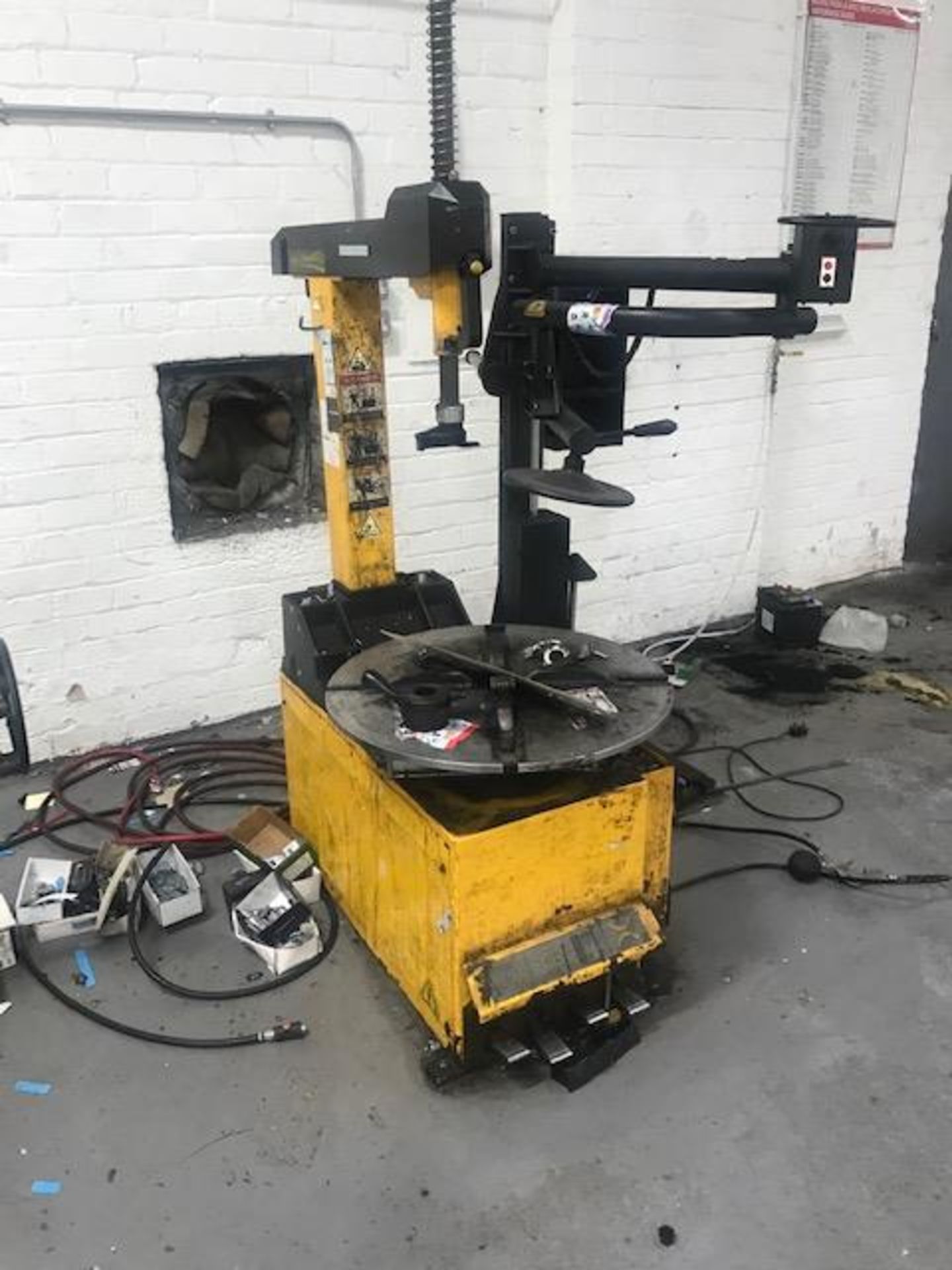 A Bradbury Tyre Changer (Yellow) sn. 030571. - Image 4 of 8