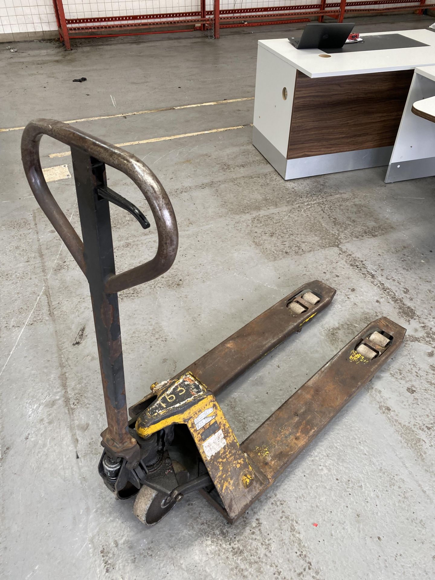 A Yellow 2000kg Pallet Truck - Image 3 of 5