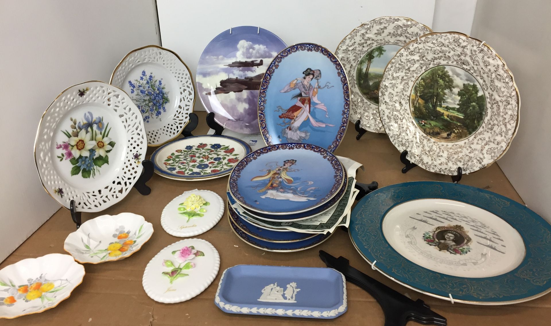 Eighteen plates and plaques including two Shelley shallow dishes 12cm diameter,