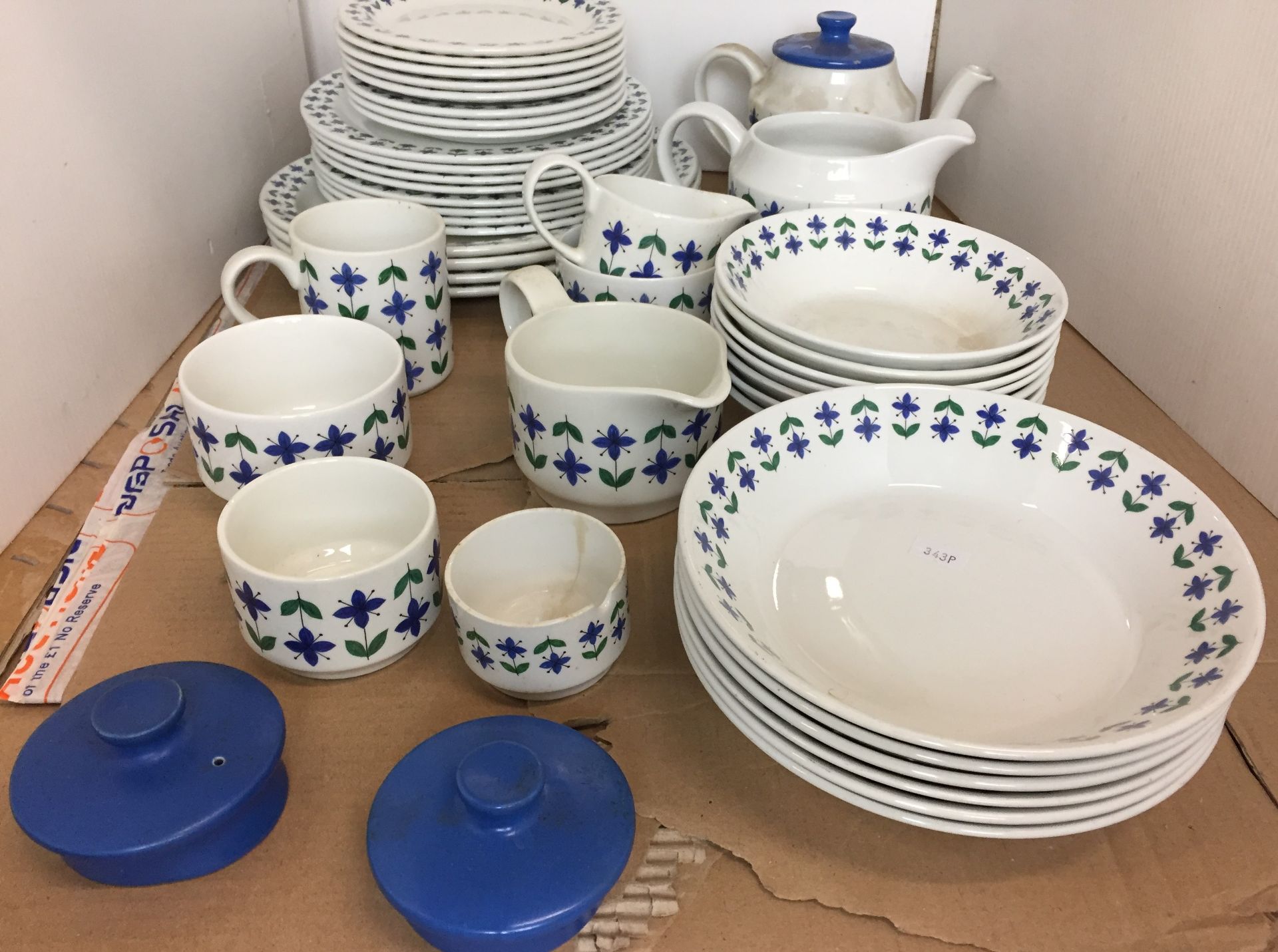 Forty plus pieces of Roselle Midwinter dinner/tea service V06 - Image 3 of 5