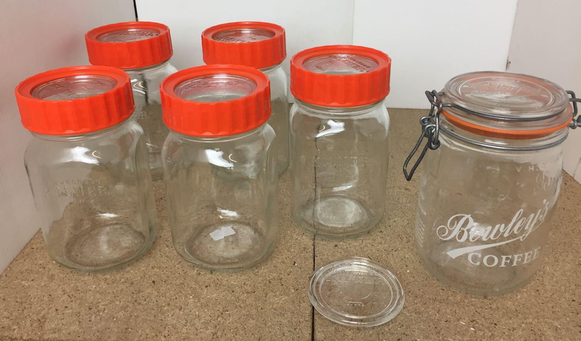 Seven items including five 1 litre Kilner jars,