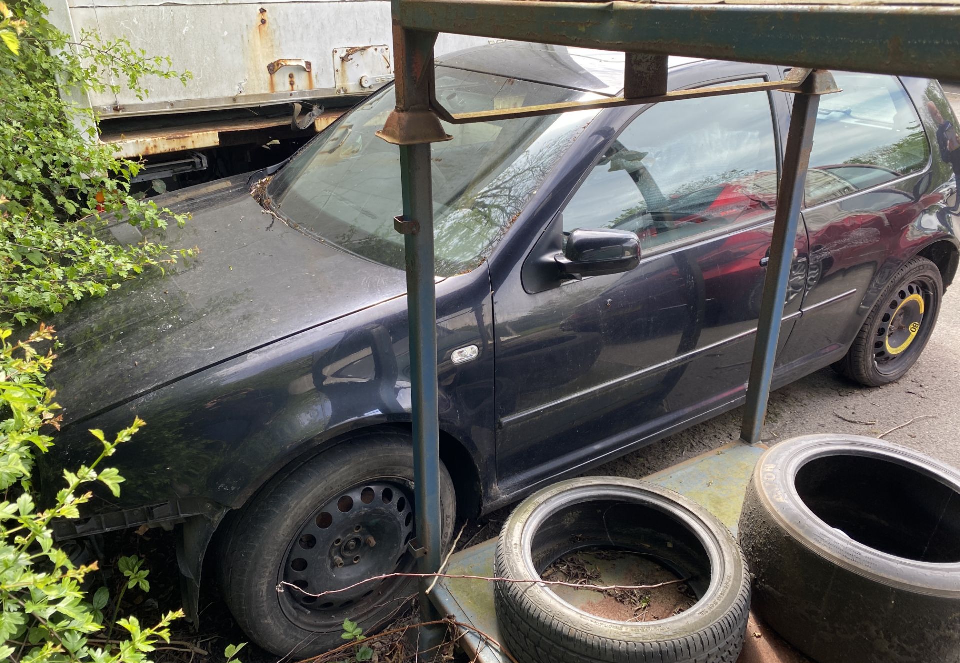 Restoration Vehicle/Spares: Golf MK 4 GTI, black, two door, no registration number, no documents, - Image 3 of 5