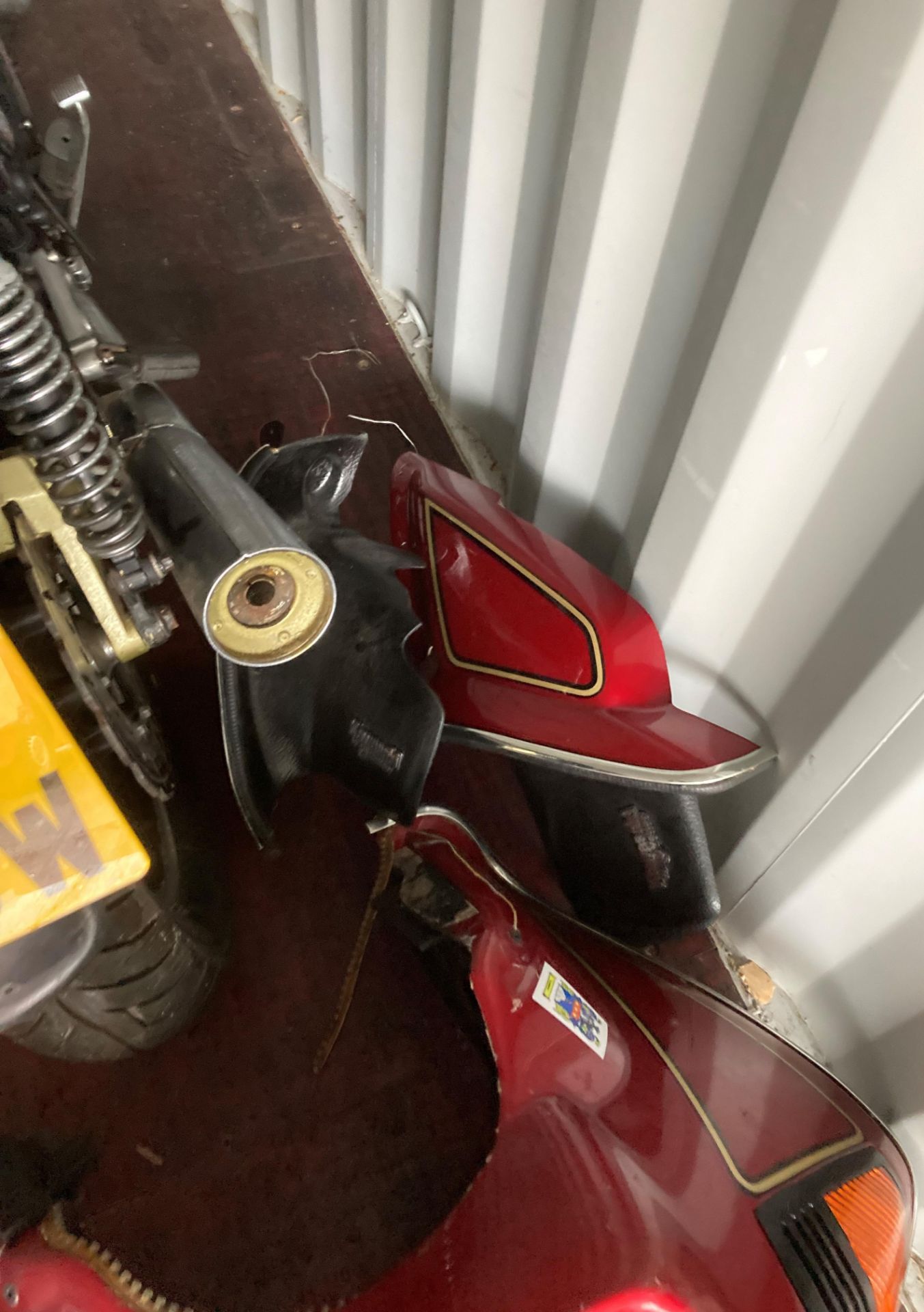 KAWASAKI 1015cc MOTORCYCLE - Petrol - Red. Sold as a project restoration/spares/repairs. - Image 4 of 11