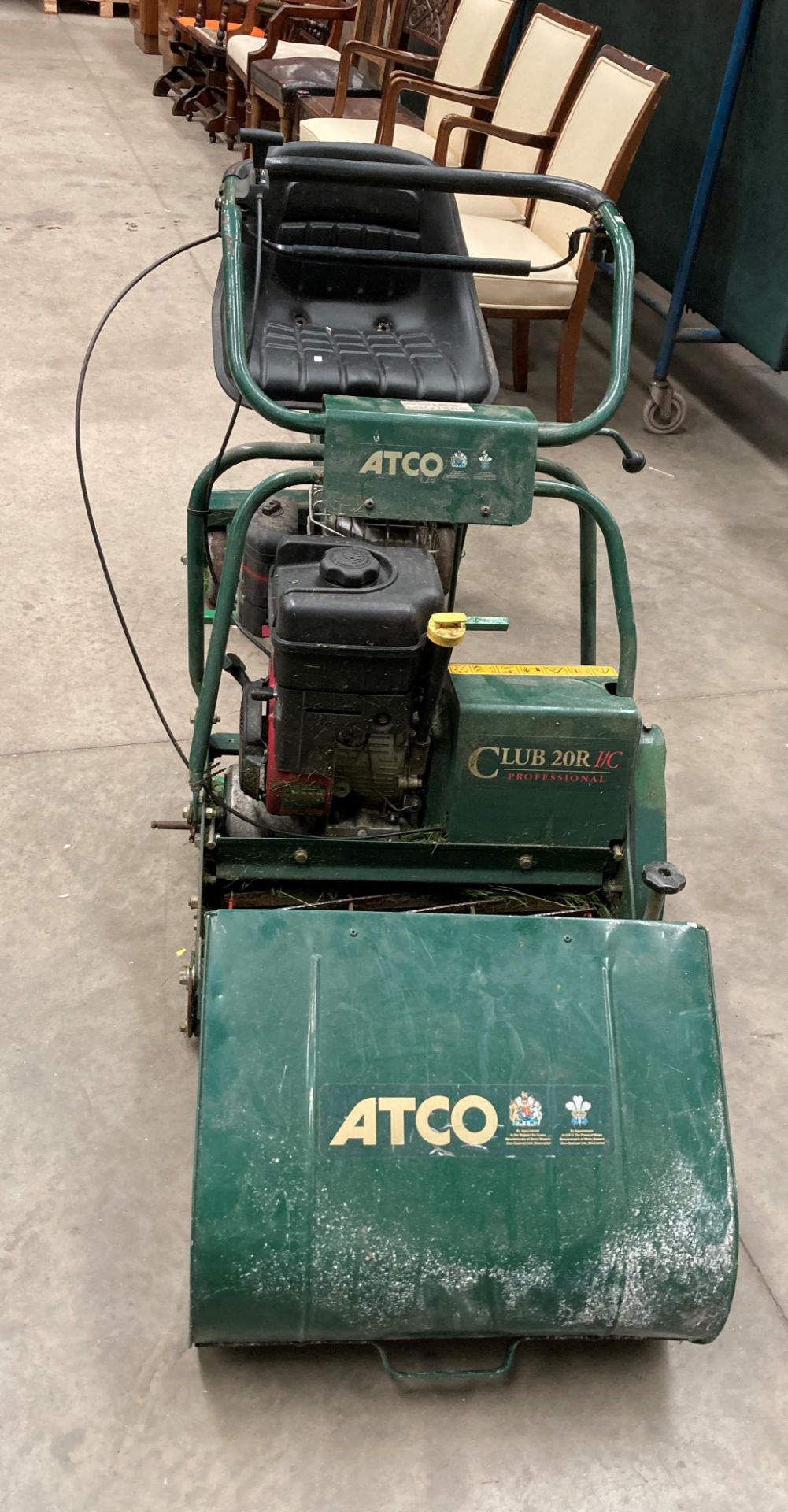 An Atco Club 20R 1/C professional ride on 54cm cylinder petrol lawnmower with Intek Pro 206 OHV - Image 2 of 5