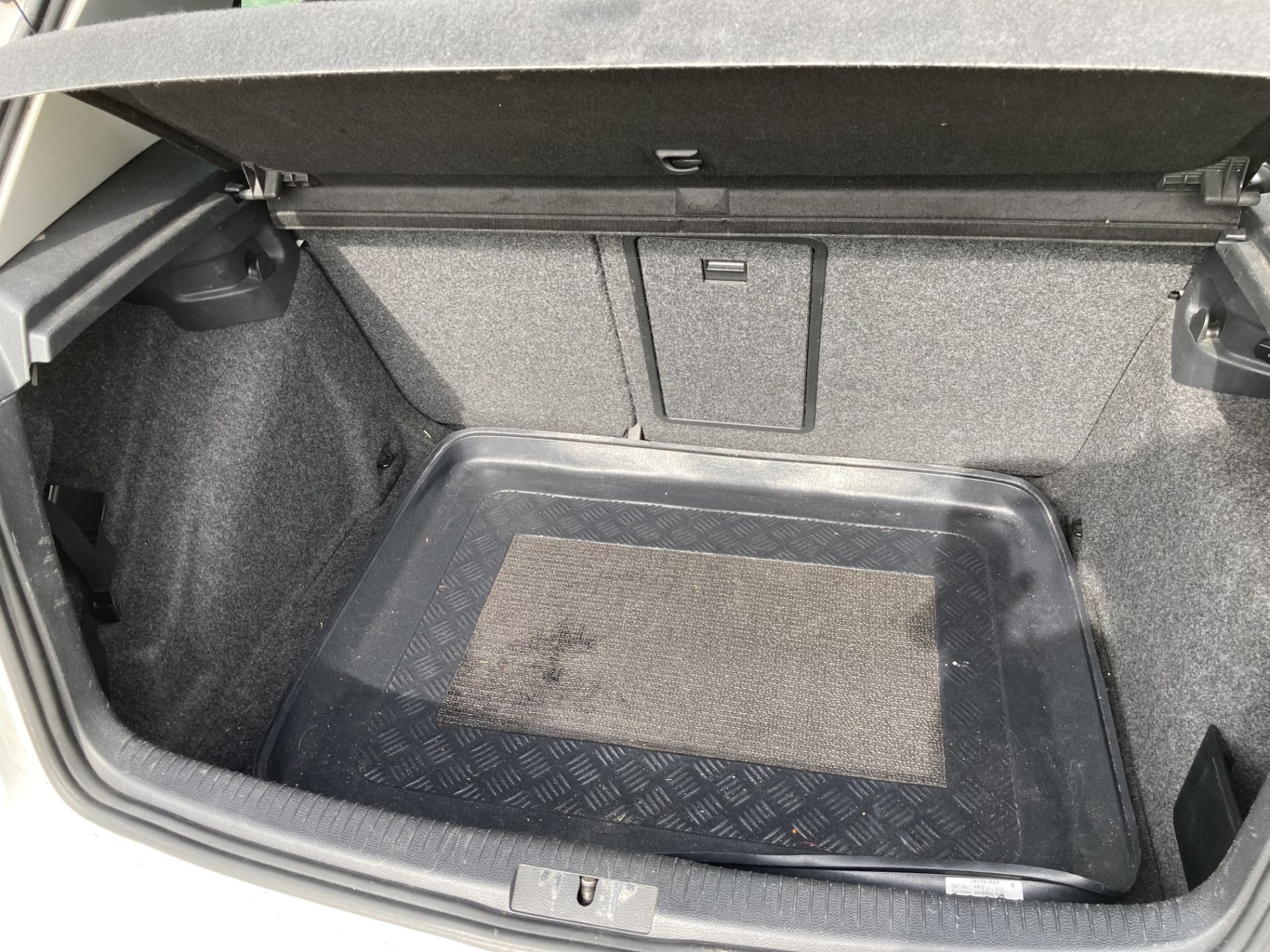VW GOLF 2.0 TDi FIVE DOOR HATCHBACK - Diesel - WHite - grey cloth interior. - Image 7 of 13