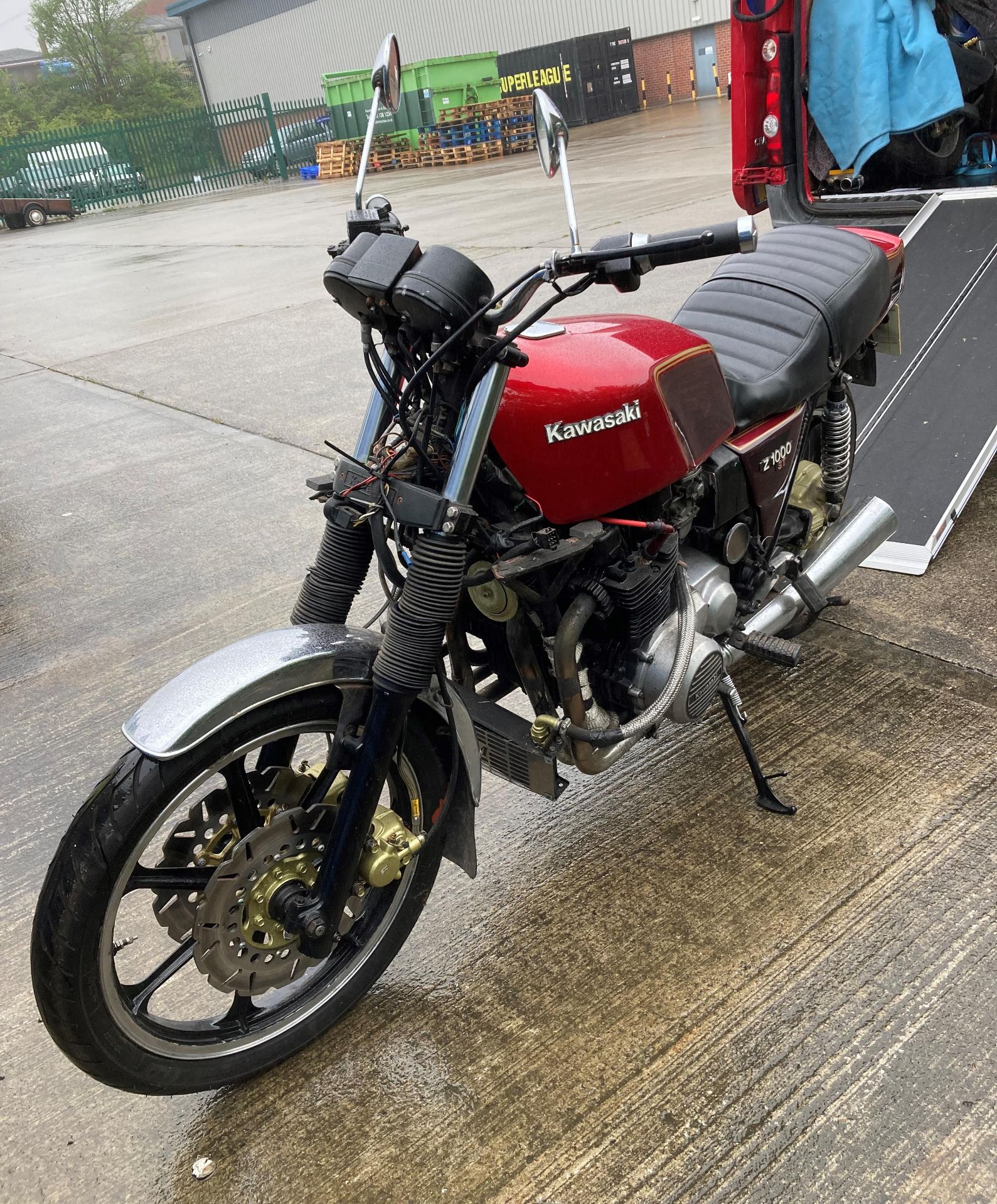 KAWASAKI 1015cc MOTORCYCLE - Petrol - Red. Sold as a project restoration/spares/repairs.