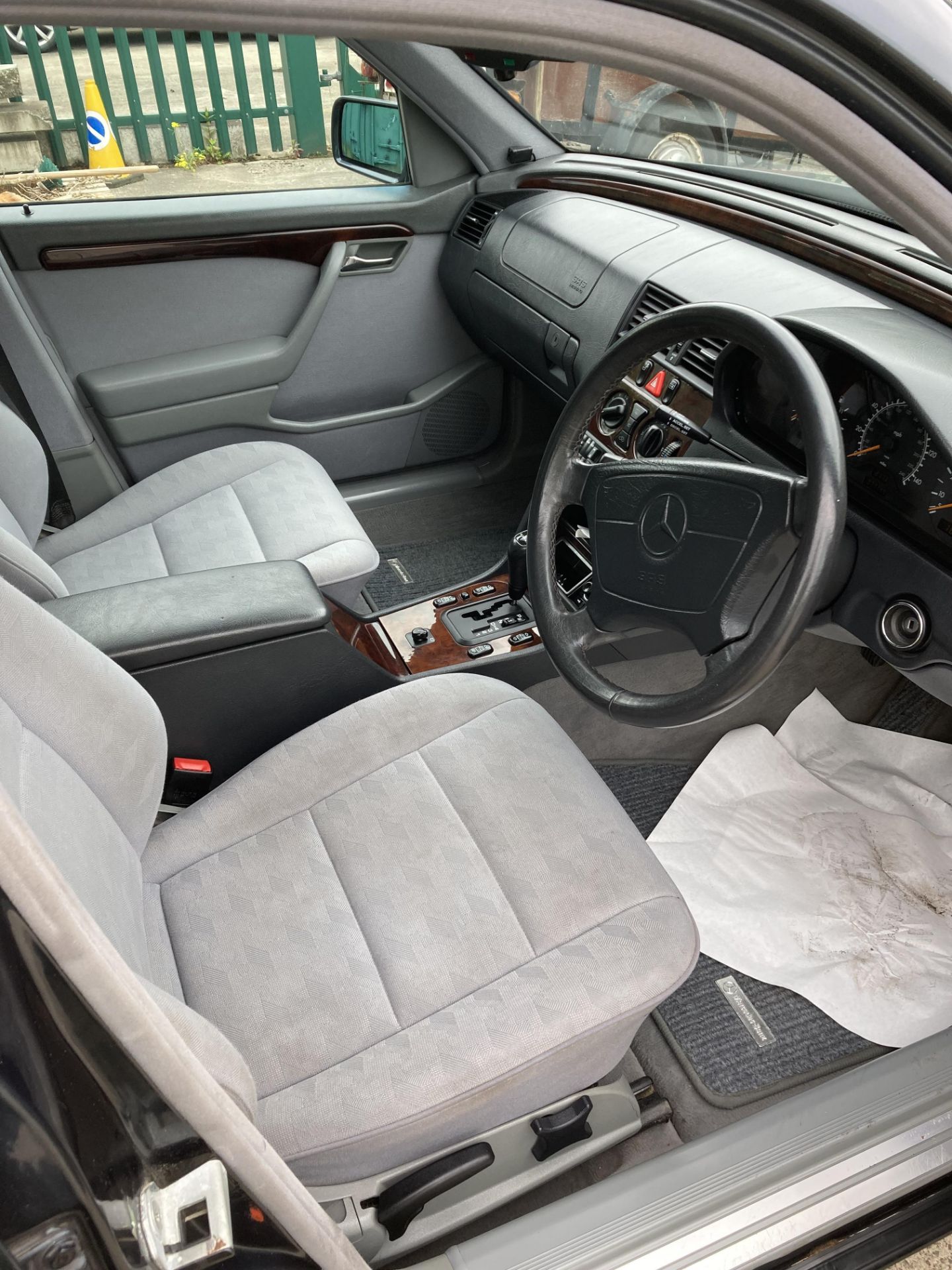 MERCEDES C200 ELEGANCE AUTOMATIC FOUR DOOR SALOON - Petrol - Dark blue - pale grey cloth upholstery. - Image 5 of 34