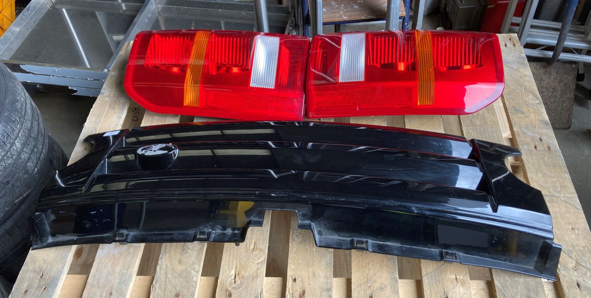 Landrover Discovery rear back lights and front grill