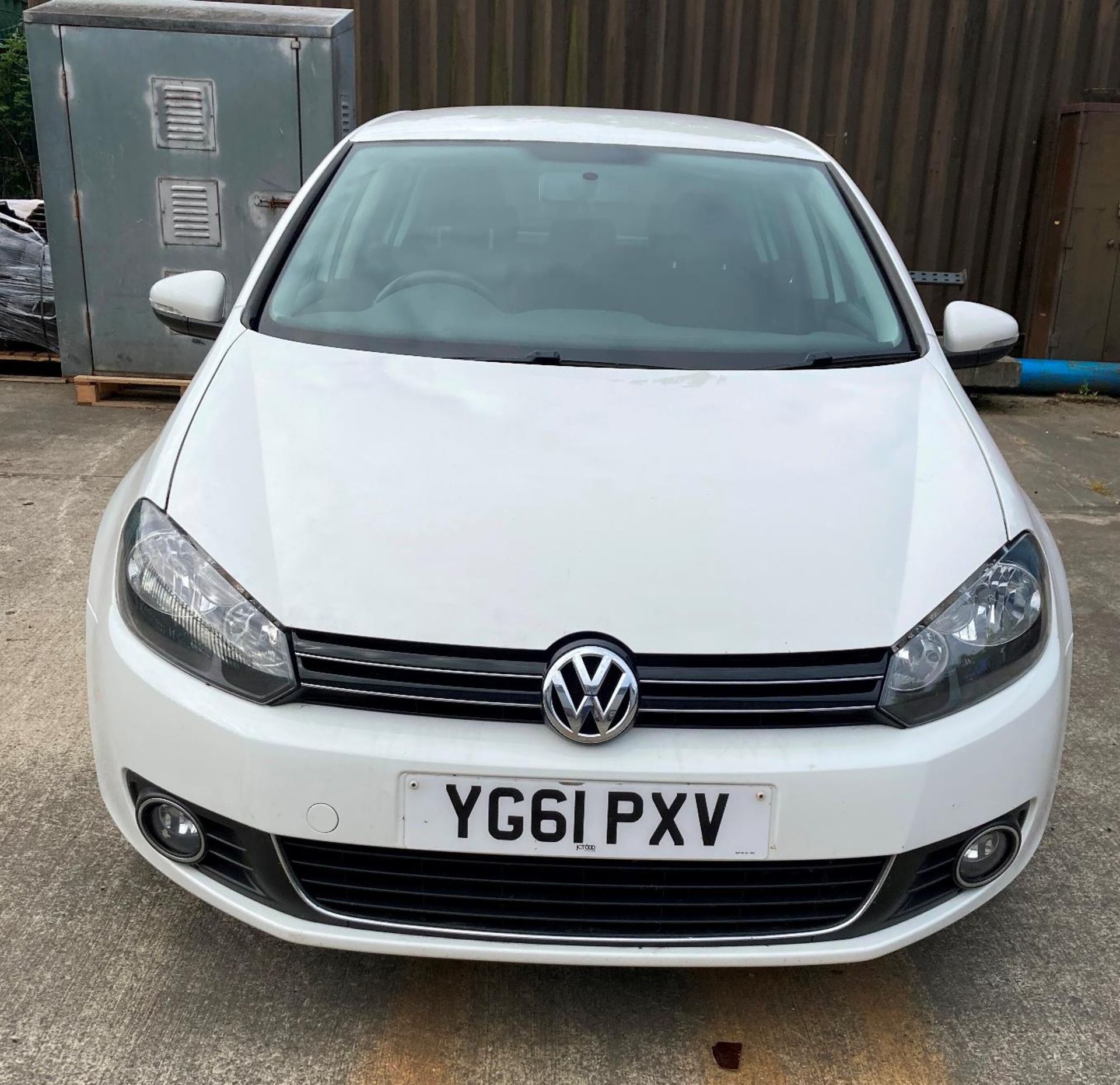 VW GOLF 2.0 TDi FIVE DOOR HATCHBACK - Diesel - WHite - grey cloth interior.