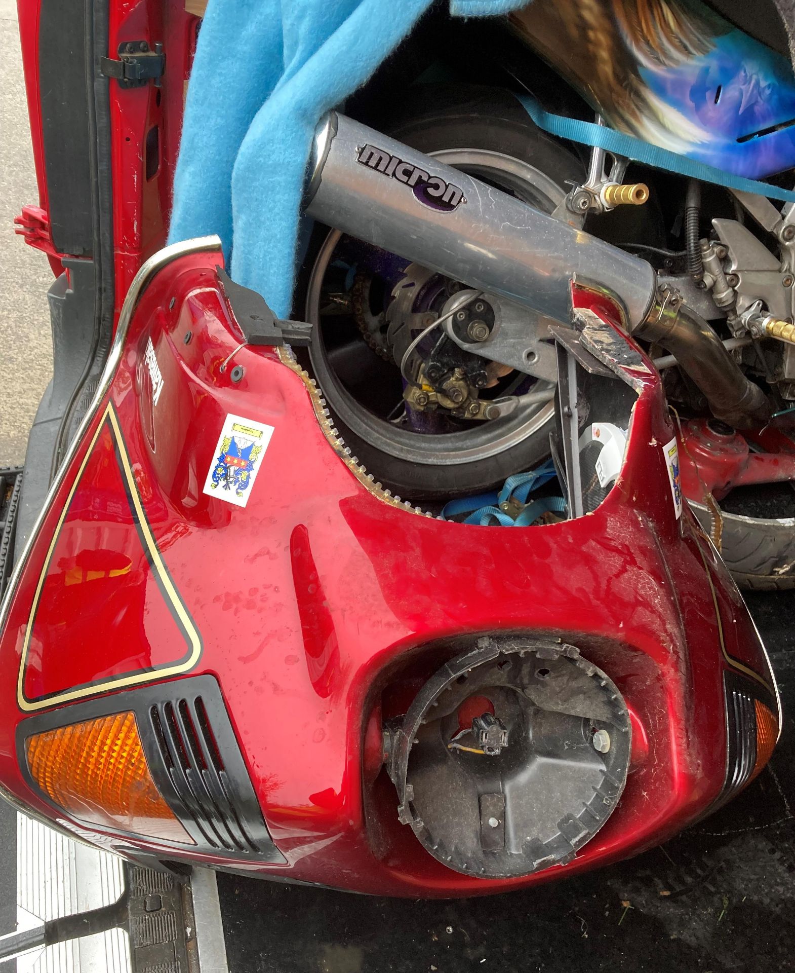 KAWASAKI 1015cc MOTORCYCLE - Petrol - Red. Sold as a project restoration/spares/repairs. - Image 3 of 11