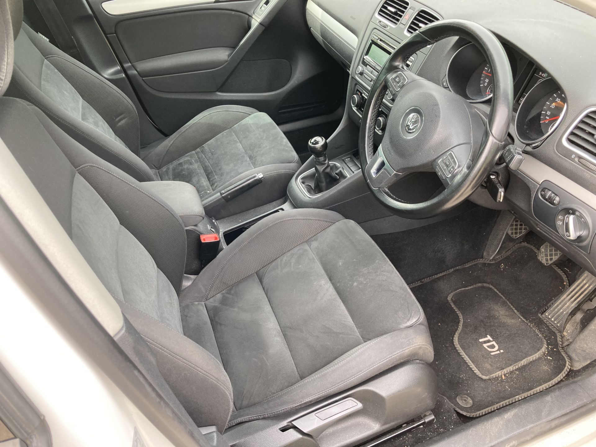 VW GOLF 2.0 TDi FIVE DOOR HATCHBACK - Diesel - WHite - grey cloth interior. - Image 5 of 13