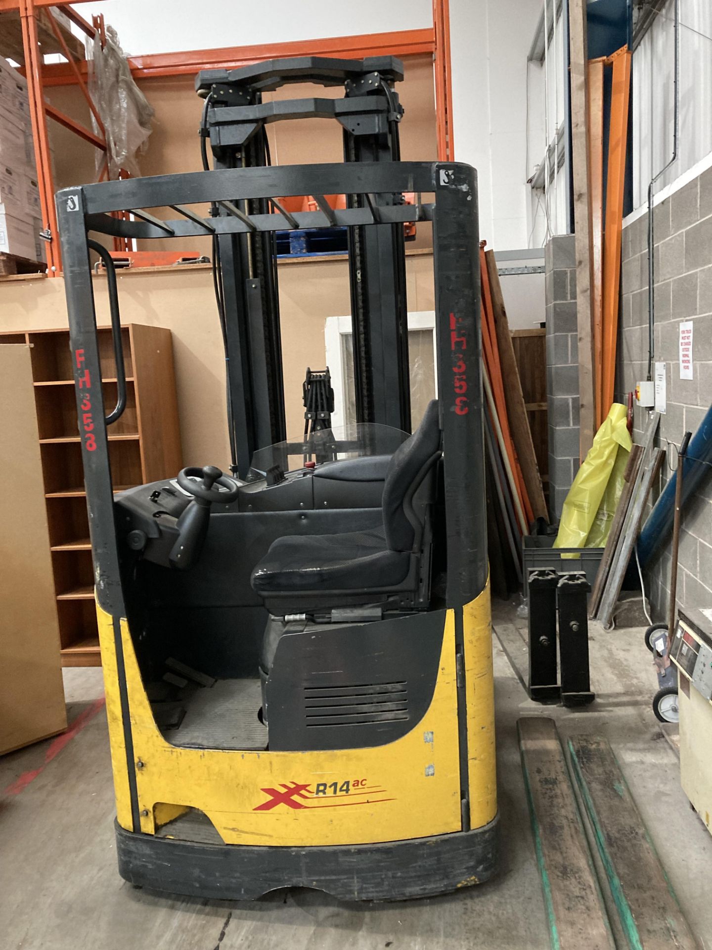 An OM Carelli Elevatori XR14 electric reach truck Rated capacity: 1400kg S/no: 61X 8B6U01 326 Year